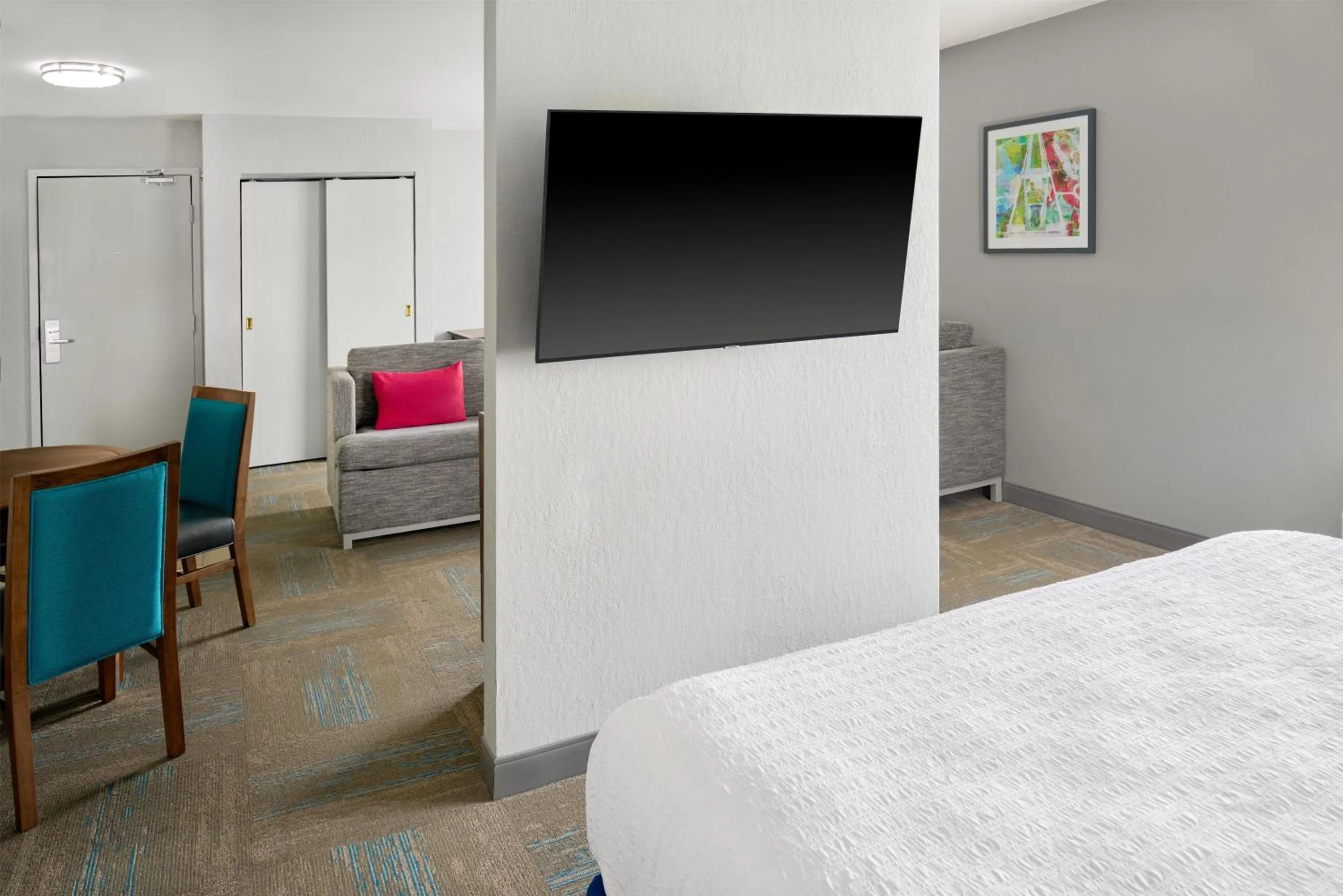 Bed in Hampton Inn Kansas City The Legends