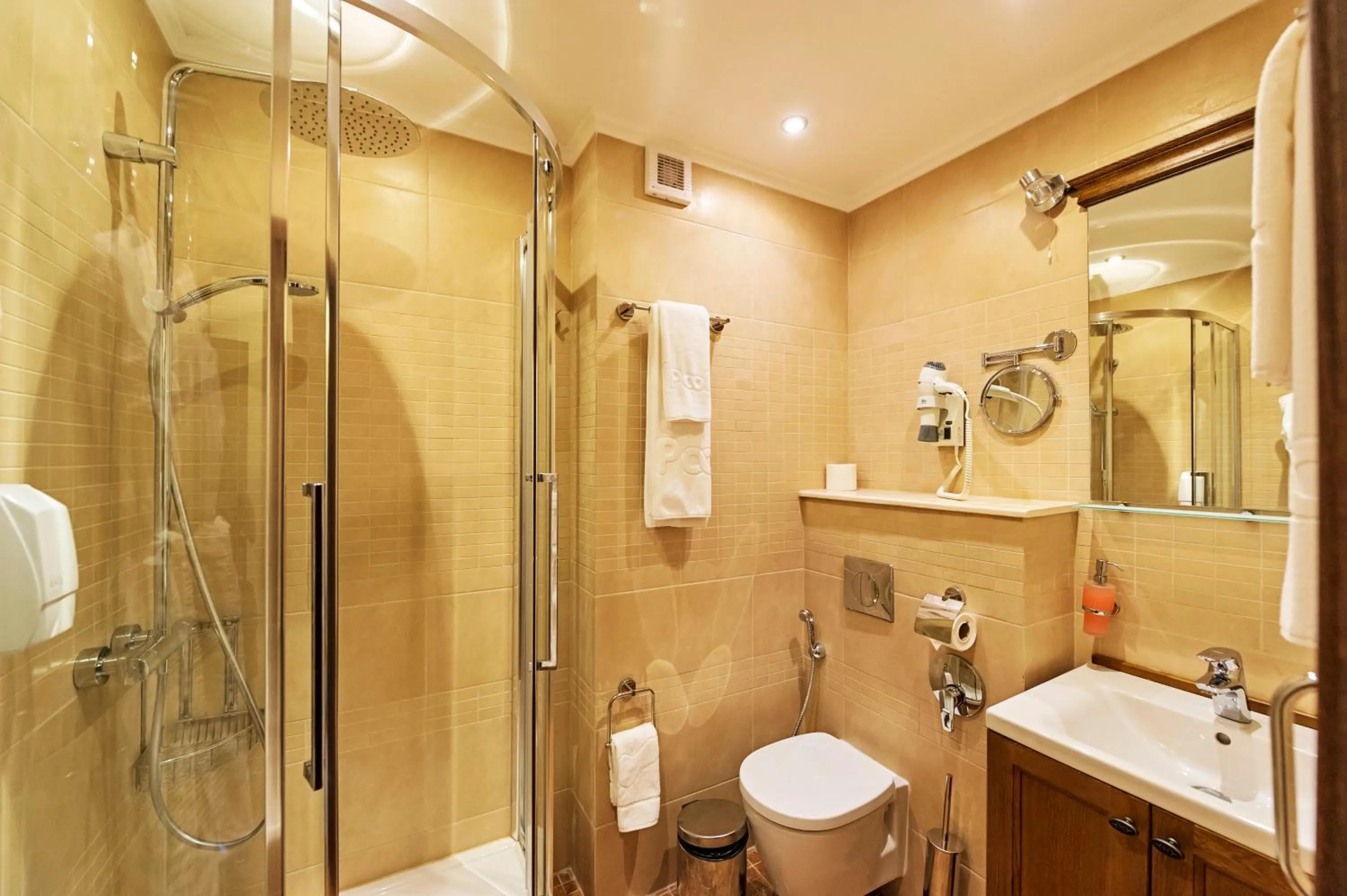 Shower in 7 Pools SPA Boutique Hotel