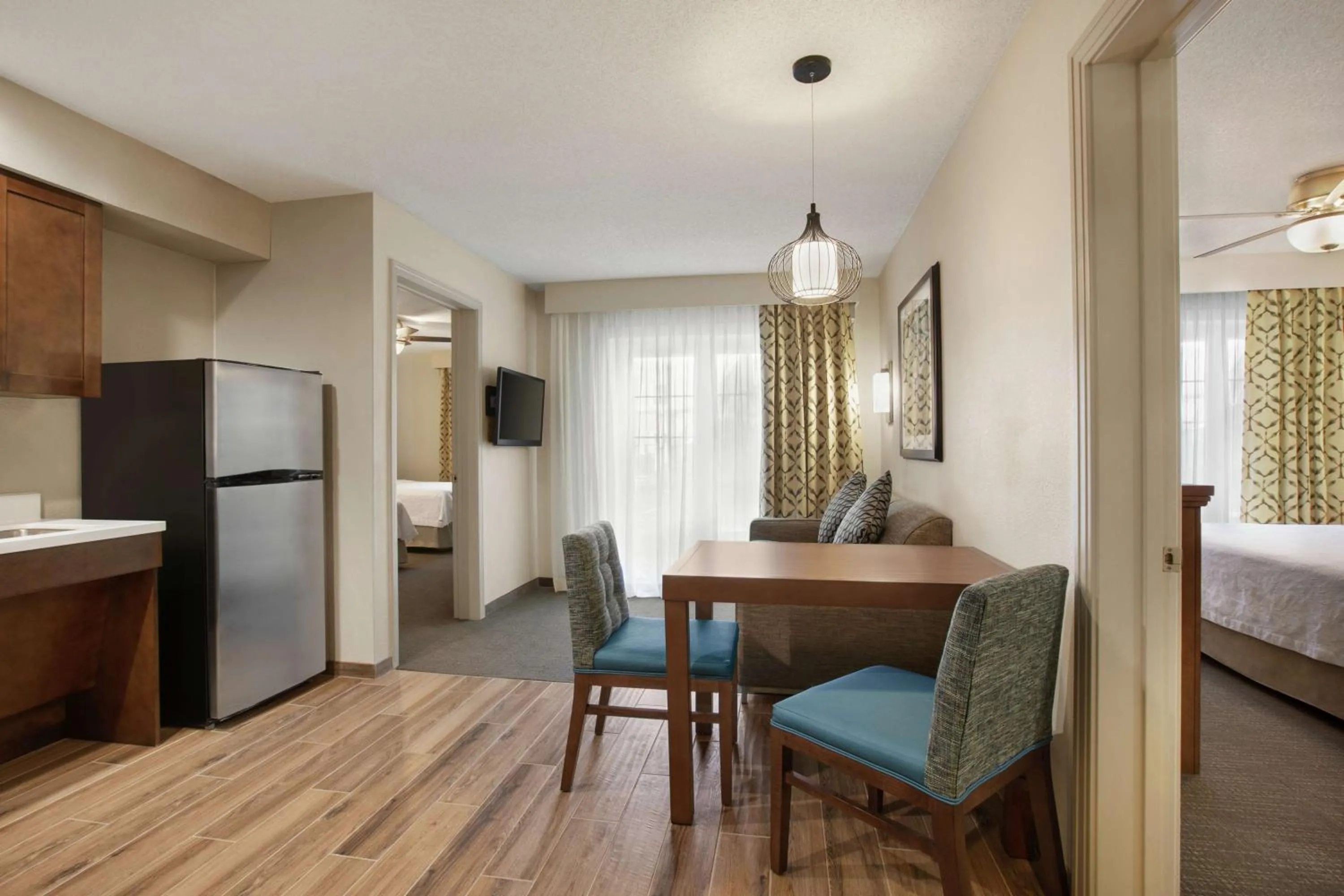 Kitchen or kitchenette, Bed in Homewood Suites by Hilton Kansas City Airport