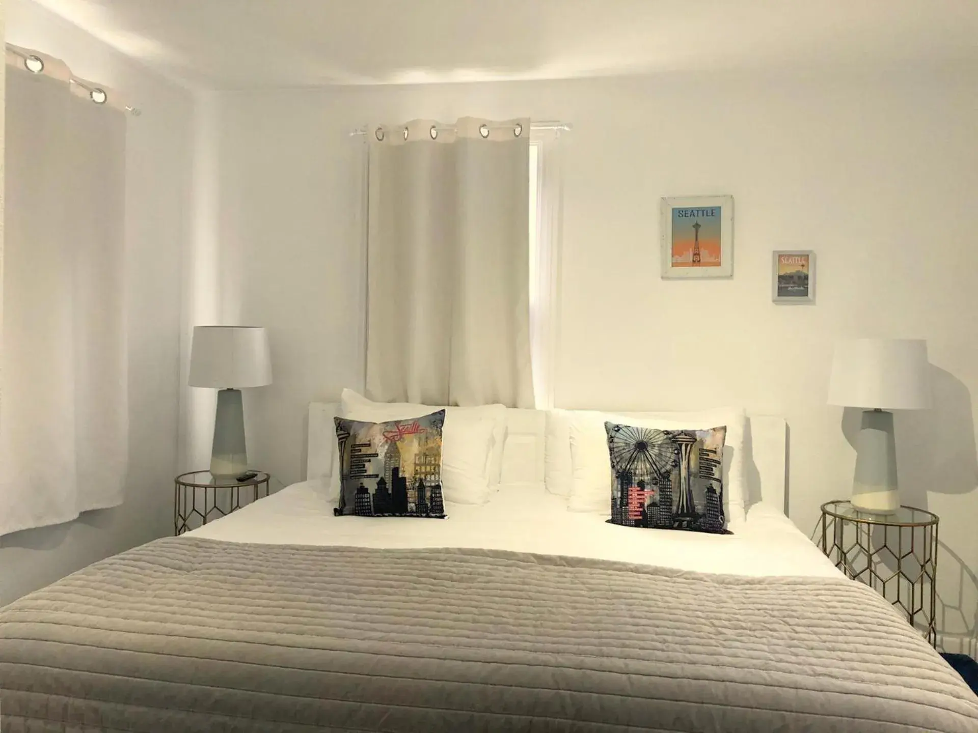 Bed in The ART INN Seattle Bed in The ART INN Seattle