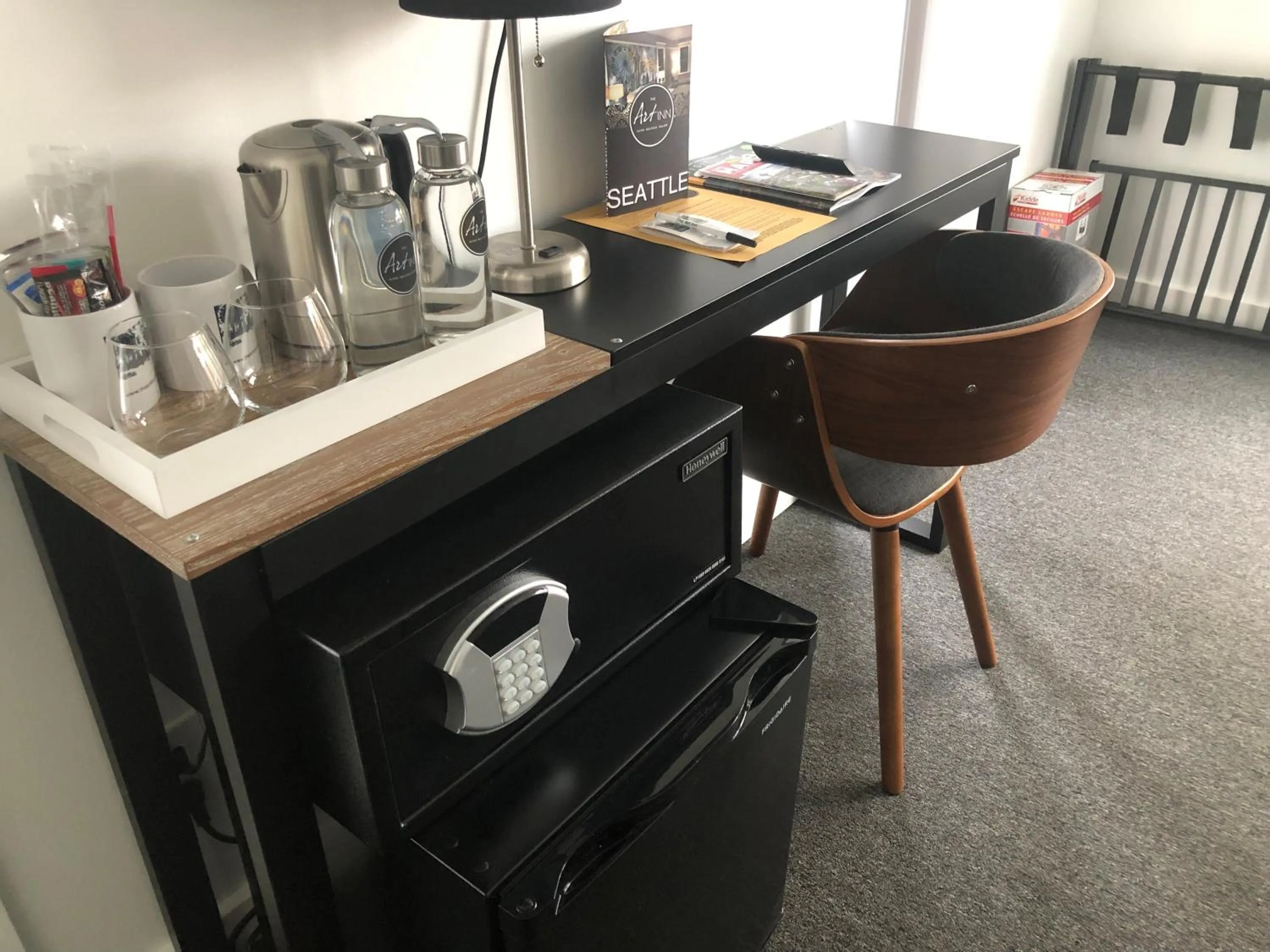 Coffee/tea facilities in The ART INN Seattle