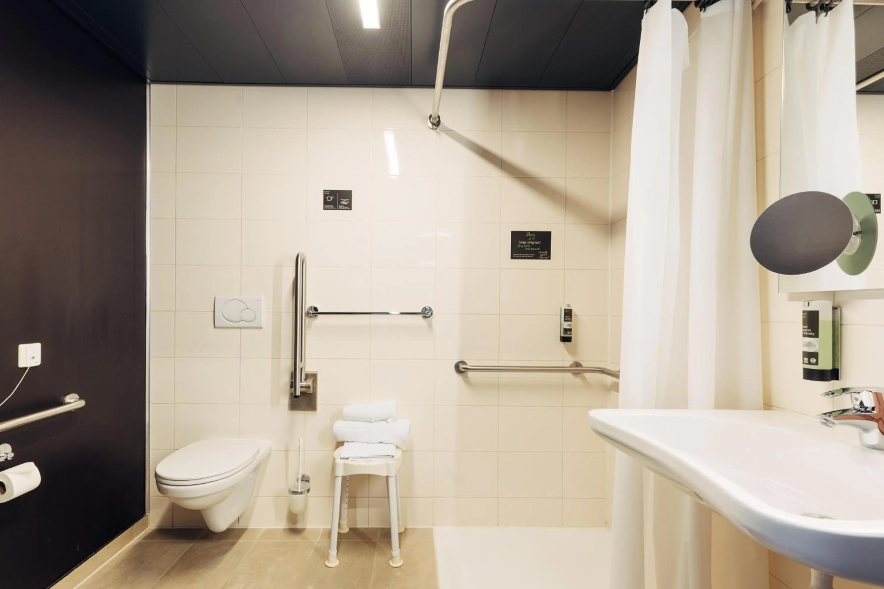 Bathroom in harry's home Wien hotel & apartments