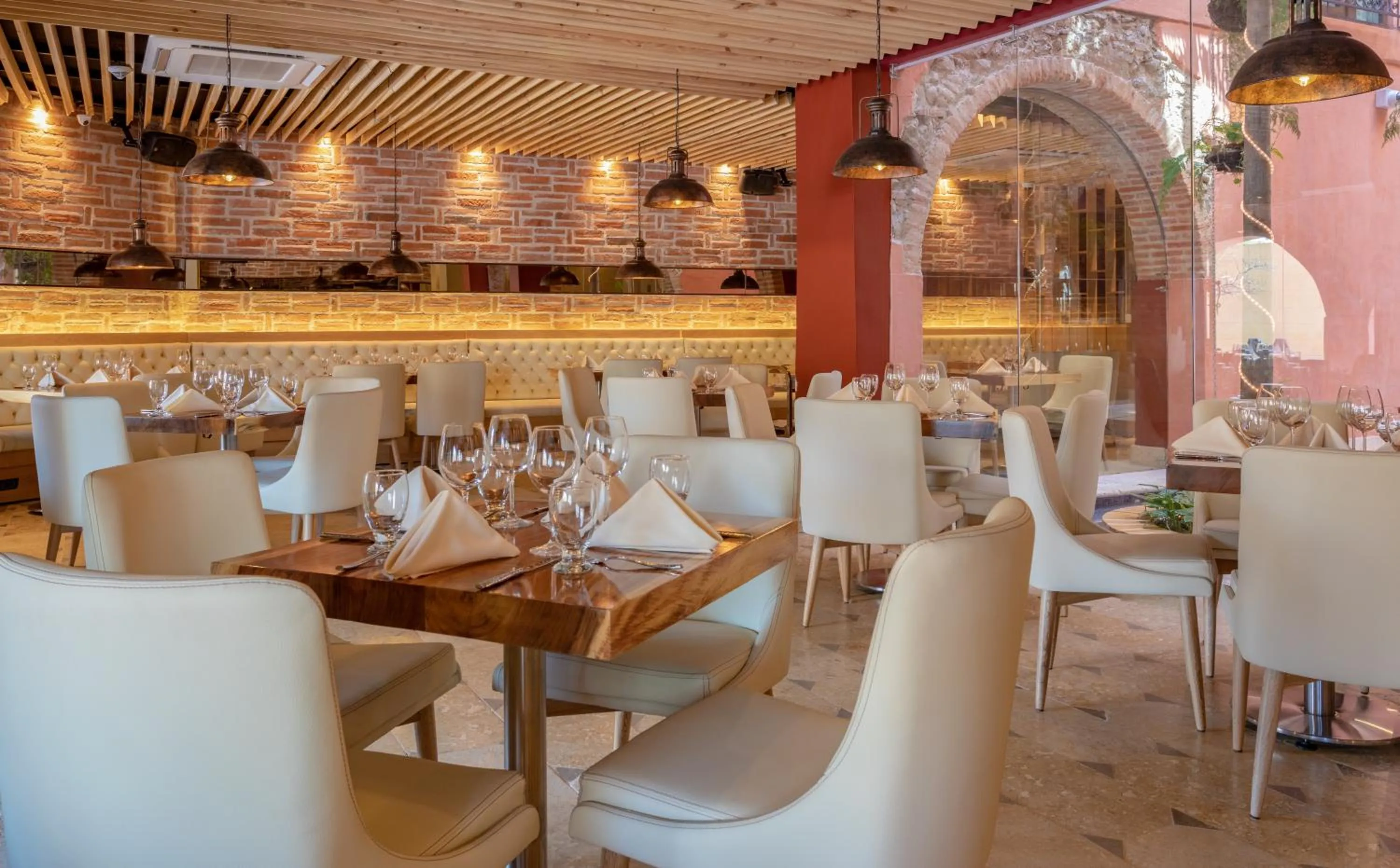 Restaurant/places to eat in Hotel Santa Catalina By OxoHotel