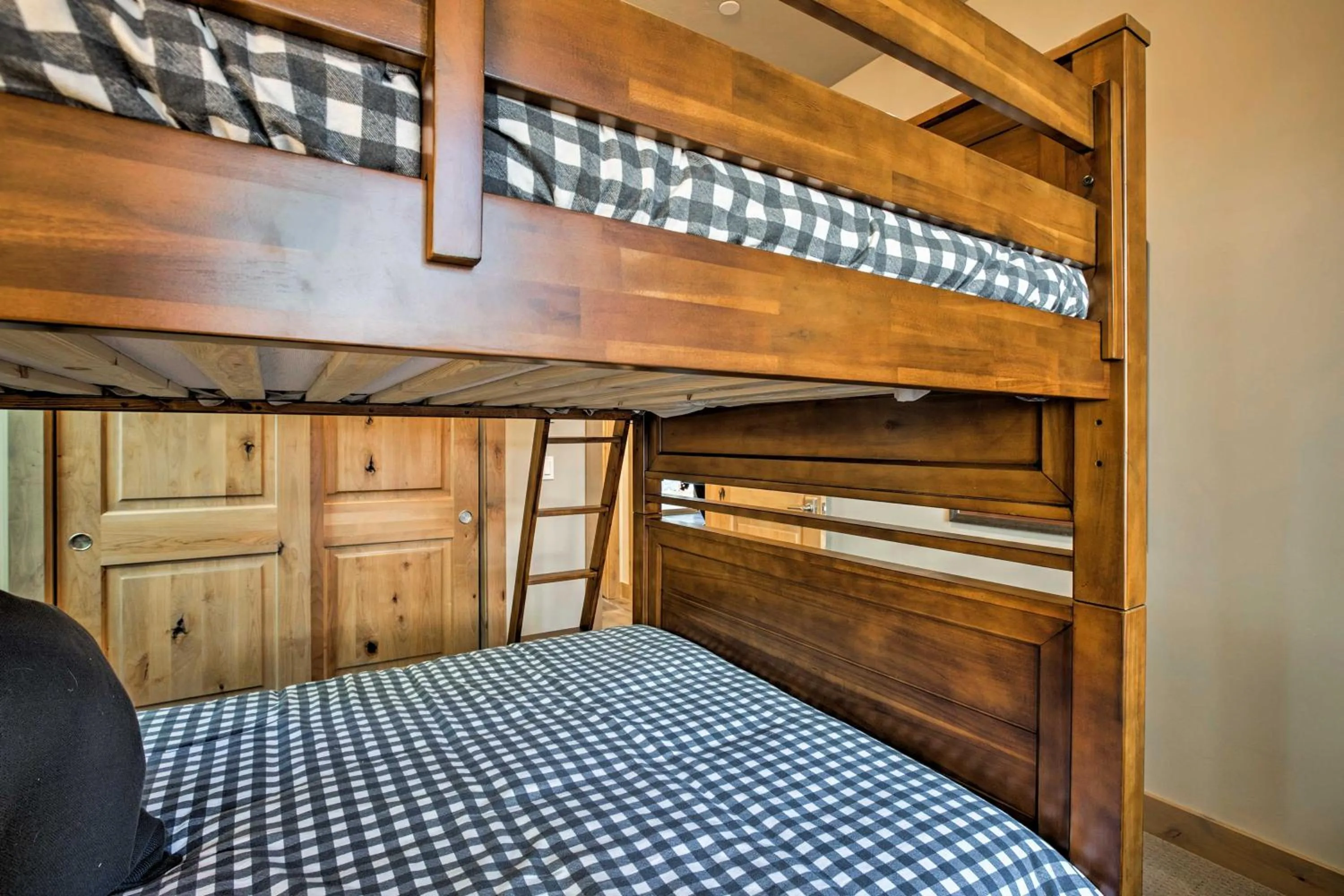 bunk bed, Bed in Saint Bernard - Luxurious Upscale Comfy Mountain Retreat Hot Tub Gas BBQ with Level 2 EV Connection