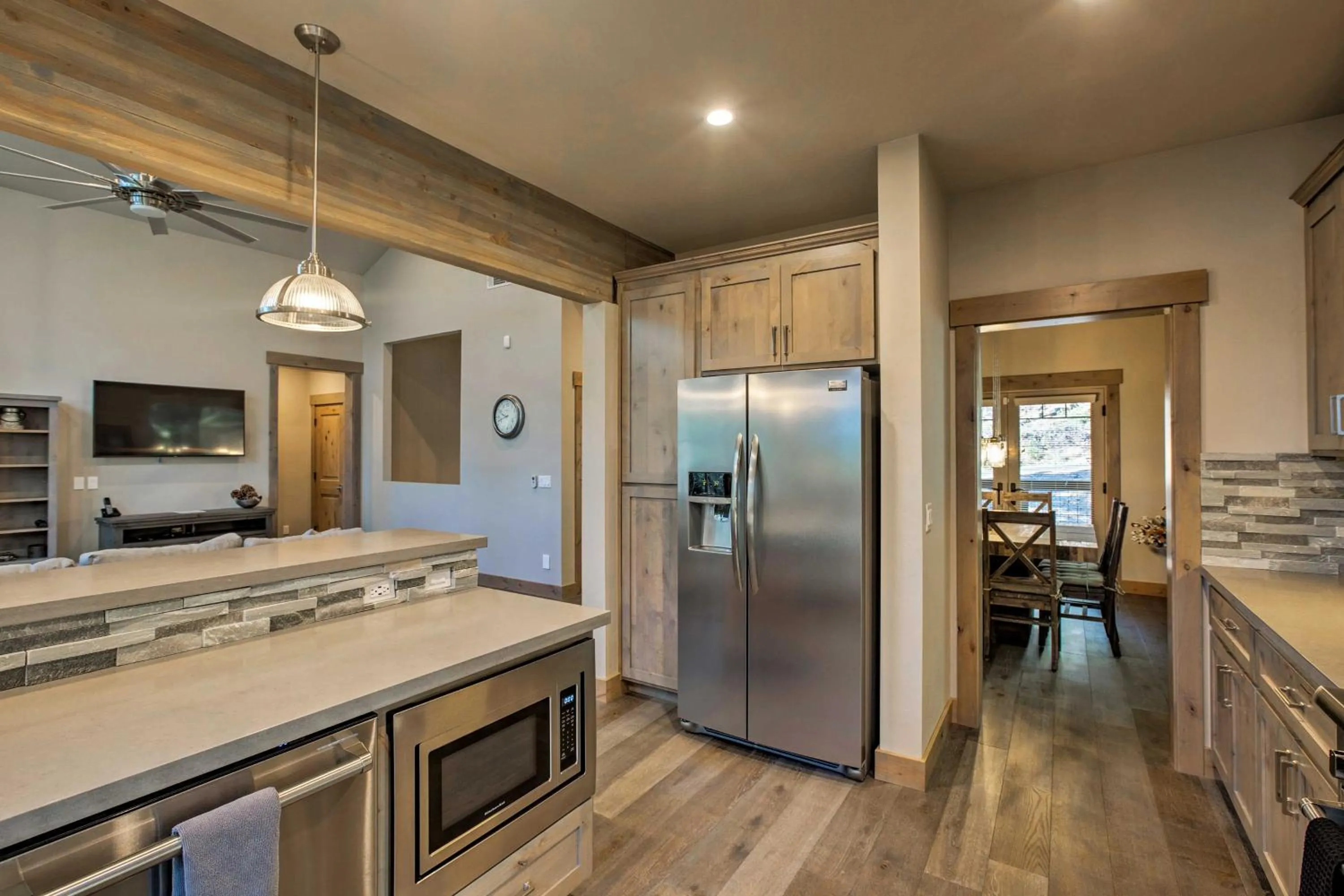 Kitchen or kitchenette in Saint Bernard - Luxurious Upscale Comfy Mountain Retreat Hot Tub Gas BBQ with Level 2 EV Connection