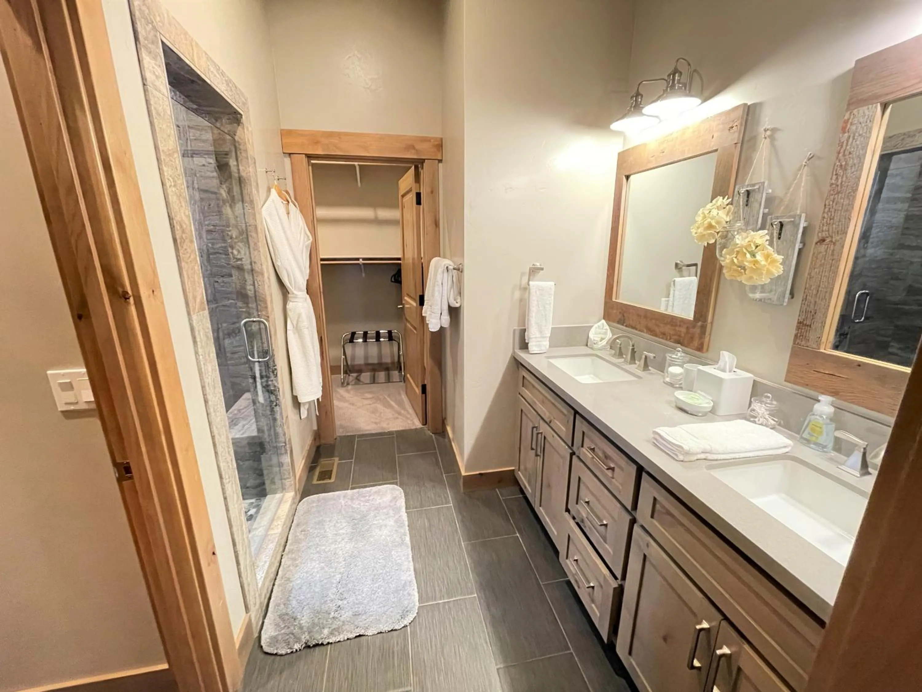 Bathroom in Saint Bernard - Luxurious Upscale Comfy Mountain Retreat Hot Tub Gas BBQ with Level 2 EV Connection