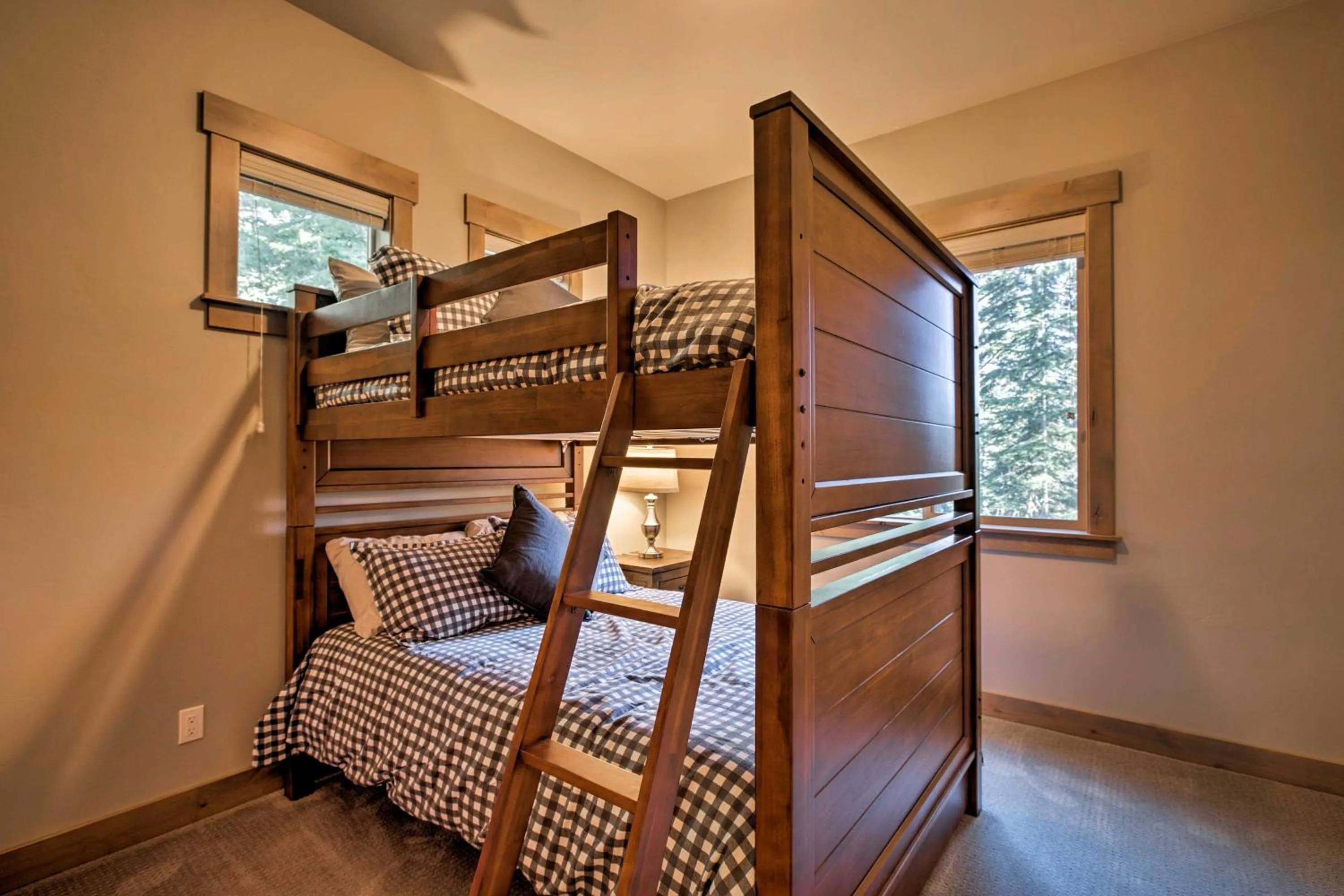 bunk bed, Bed in Saint Bernard - Luxurious Upscale Comfy Mountain Retreat Hot Tub Gas BBQ with Level 2 EV Connection