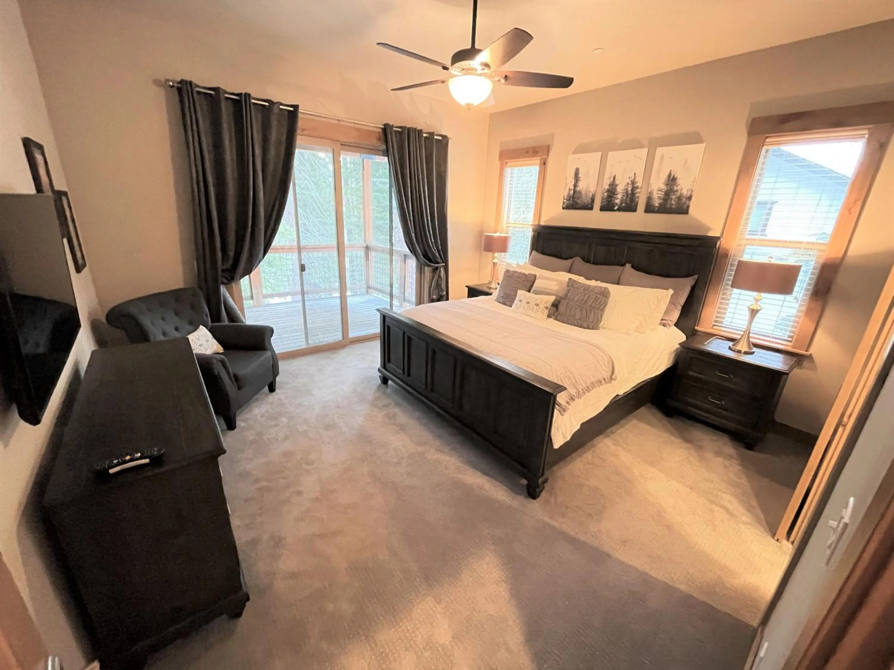 Bedroom, Bed in Saint Bernard - Luxurious Upscale Comfy Mountain Retreat Hot Tub Gas BBQ with Level 2 EV Connection