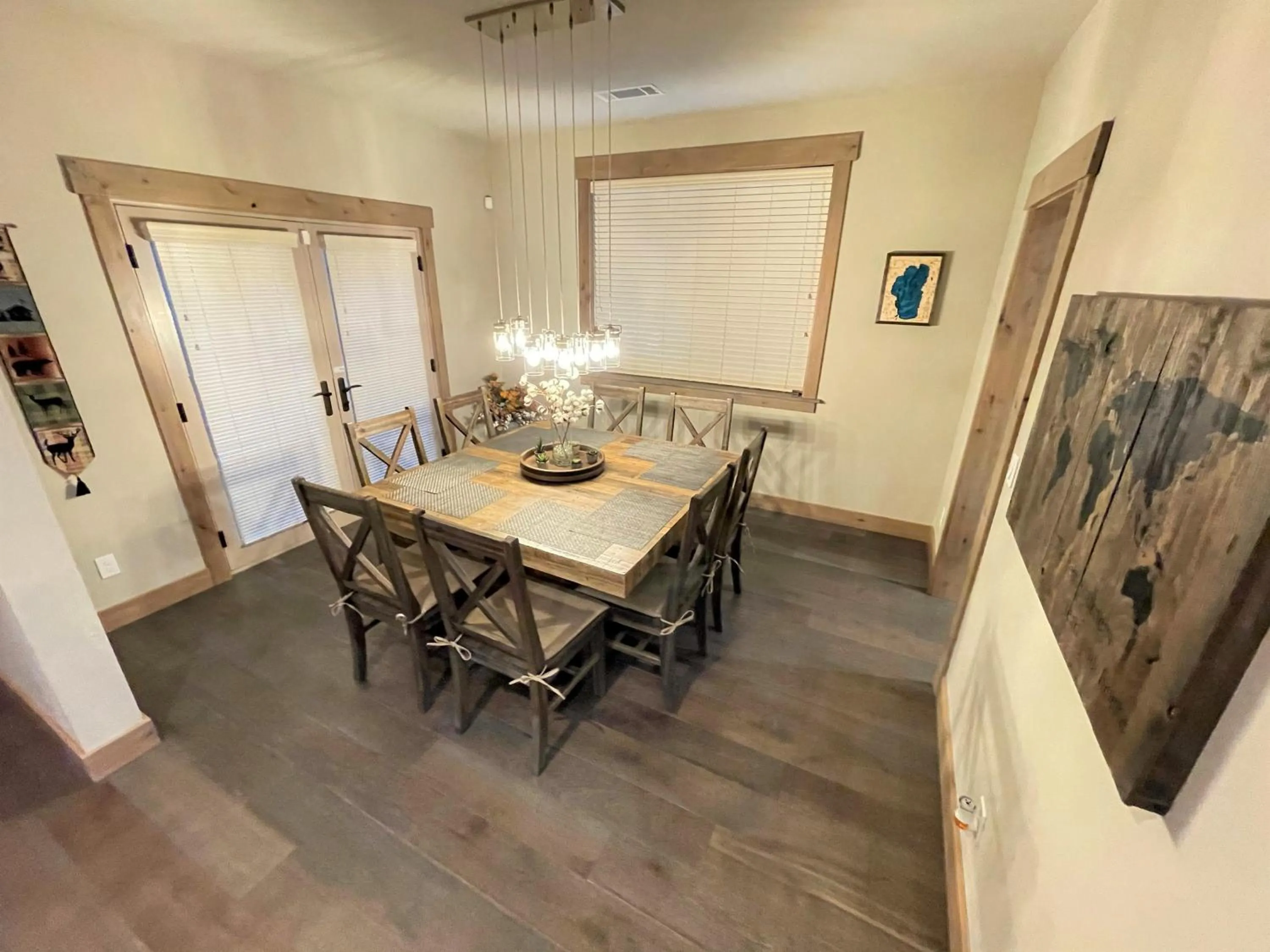 Dining area in Saint Bernard - Luxurious Upscale Comfy Mountain Retreat Hot Tub Gas BBQ with Level 2 EV Connection