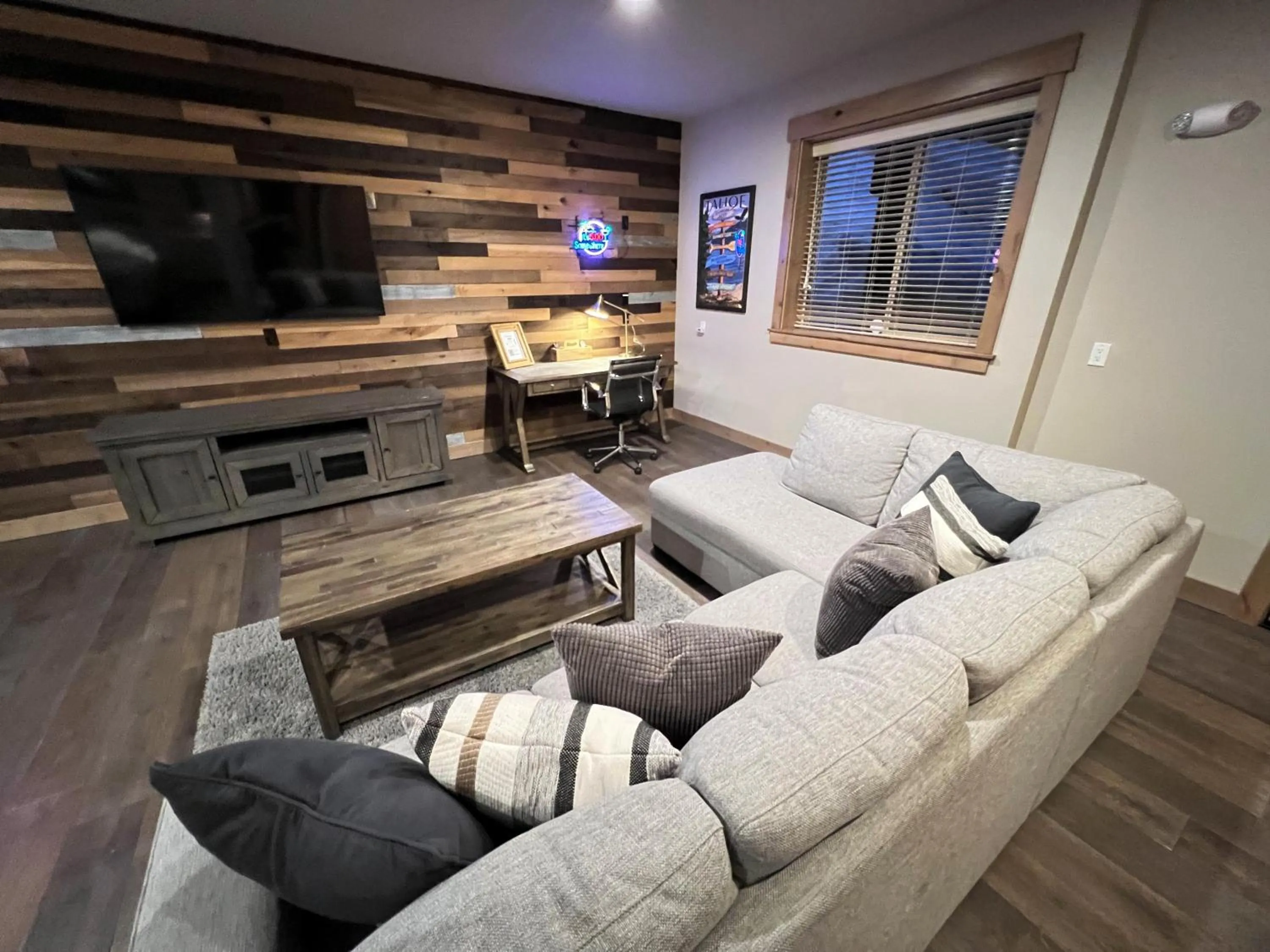 Living room in Saint Bernard - Luxurious Upscale Comfy Mountain Retreat Hot Tub Gas BBQ with Level 2 EV Connection