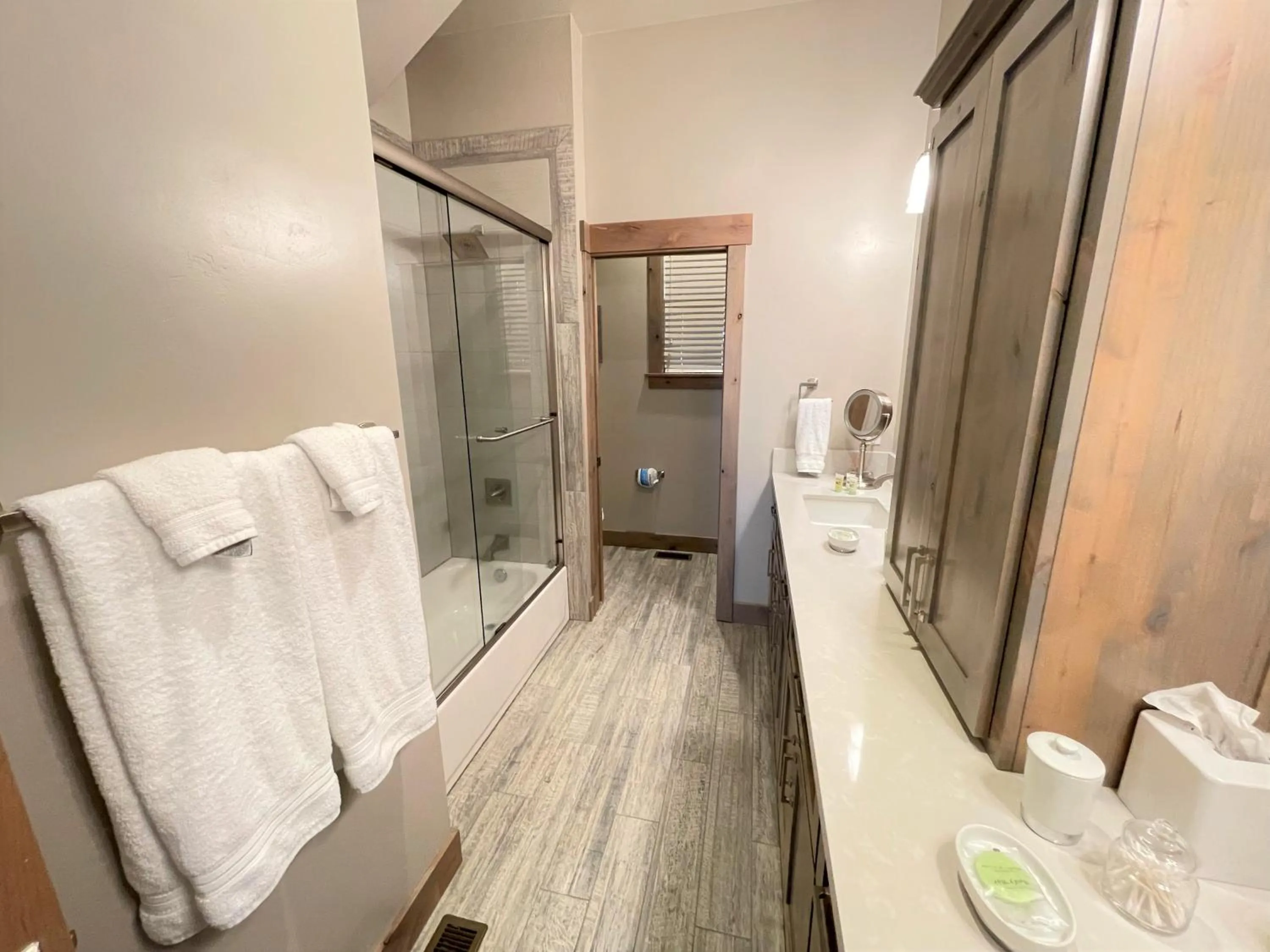 Bathroom in Saint Bernard - Luxurious Upscale Comfy Mountain Retreat Hot Tub Gas BBQ with Level 2 EV Connection
