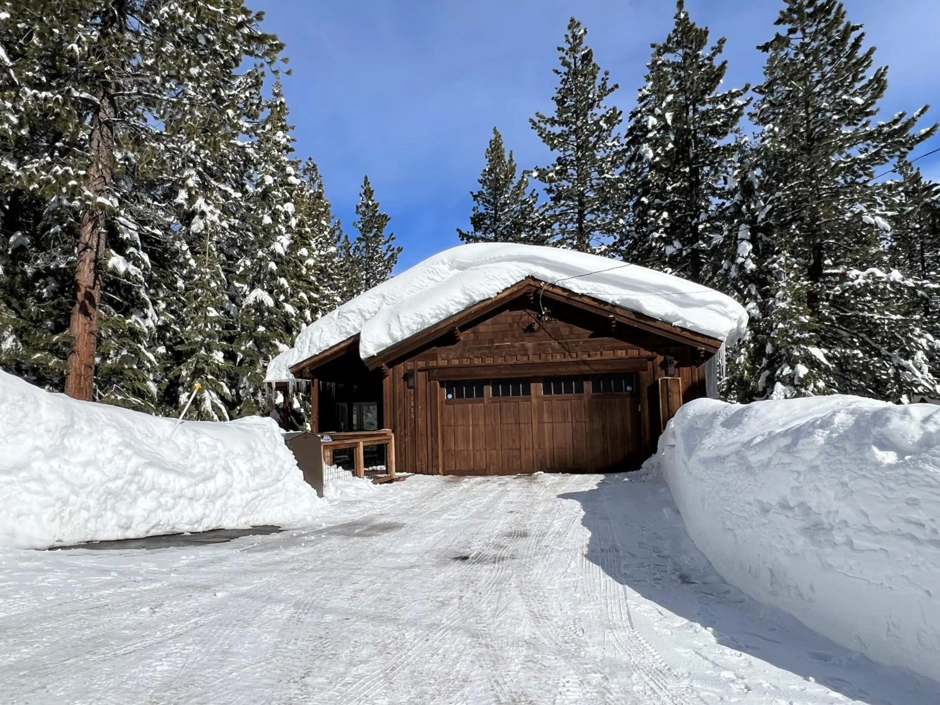 Winter in Saint Bernard - Luxurious Upscale Comfy Mountain Retreat Hot Tub Gas BBQ with Level 2 EV Connection