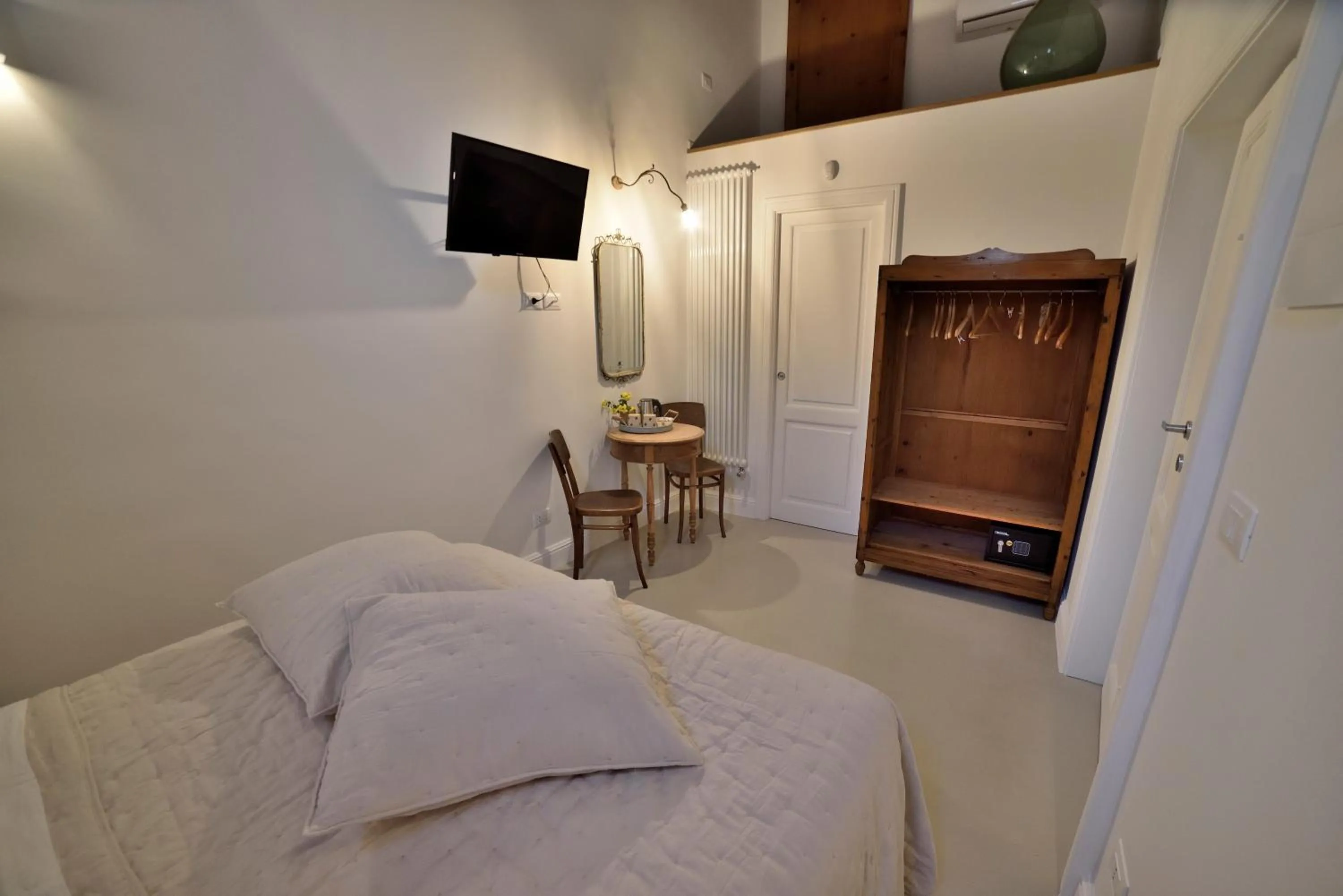 Photo of the whole room, Bed in B&B Murex