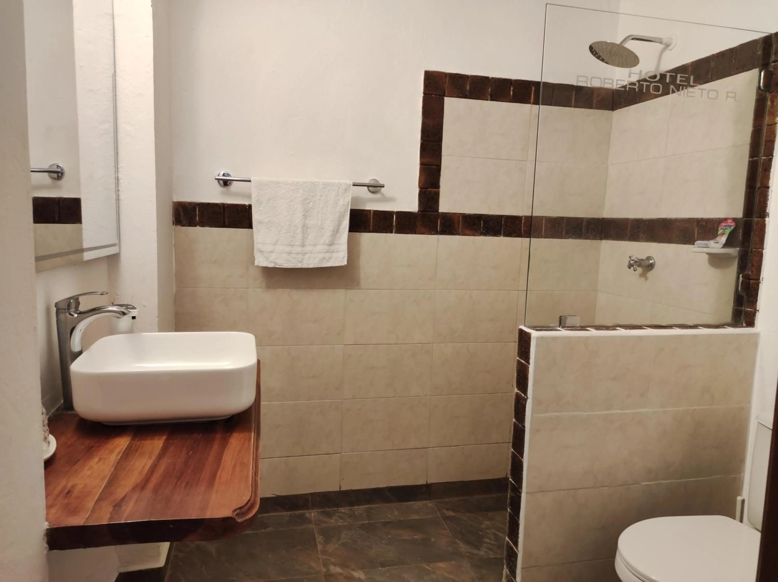 Shower in HOTEL NIETO MOMPOX, ubicado en el corazón del centro histórico, frente al rio magdalena en zona de malecón
