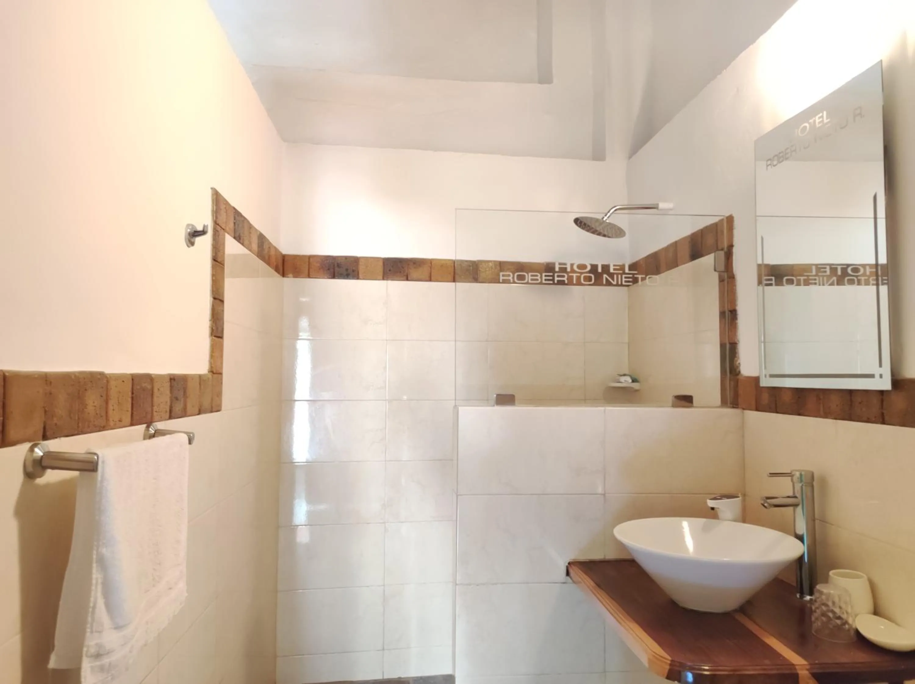 Shower in HOTEL NIETO MOMPOX, ubicado en el corazón del centro histórico, frente al rio magdalena en zona de malecón