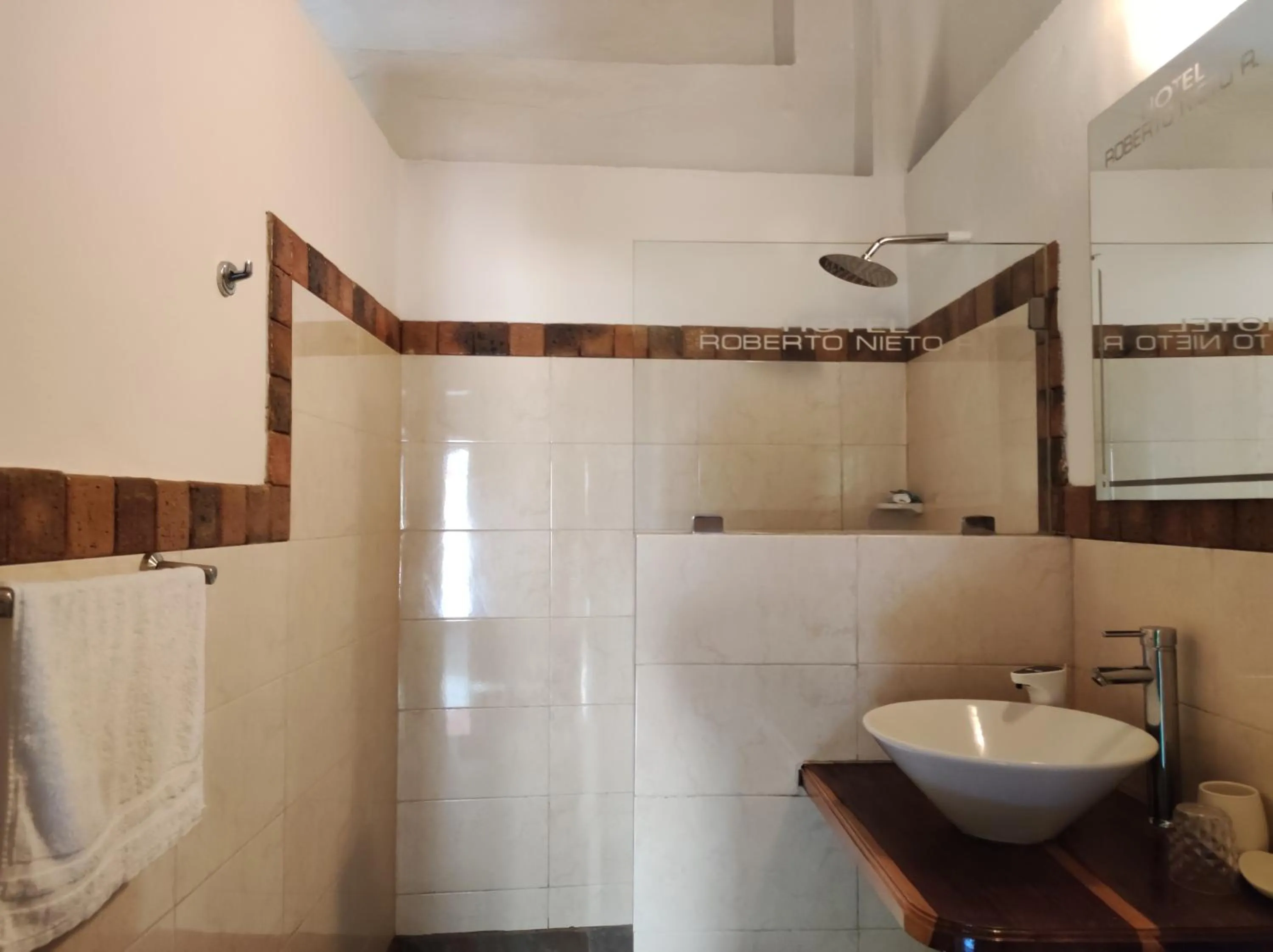 Bathroom in HOTEL NIETO MOMPOX, ubicado en el corazón del centro histórico, frente al rio magdalena en zona de malecón