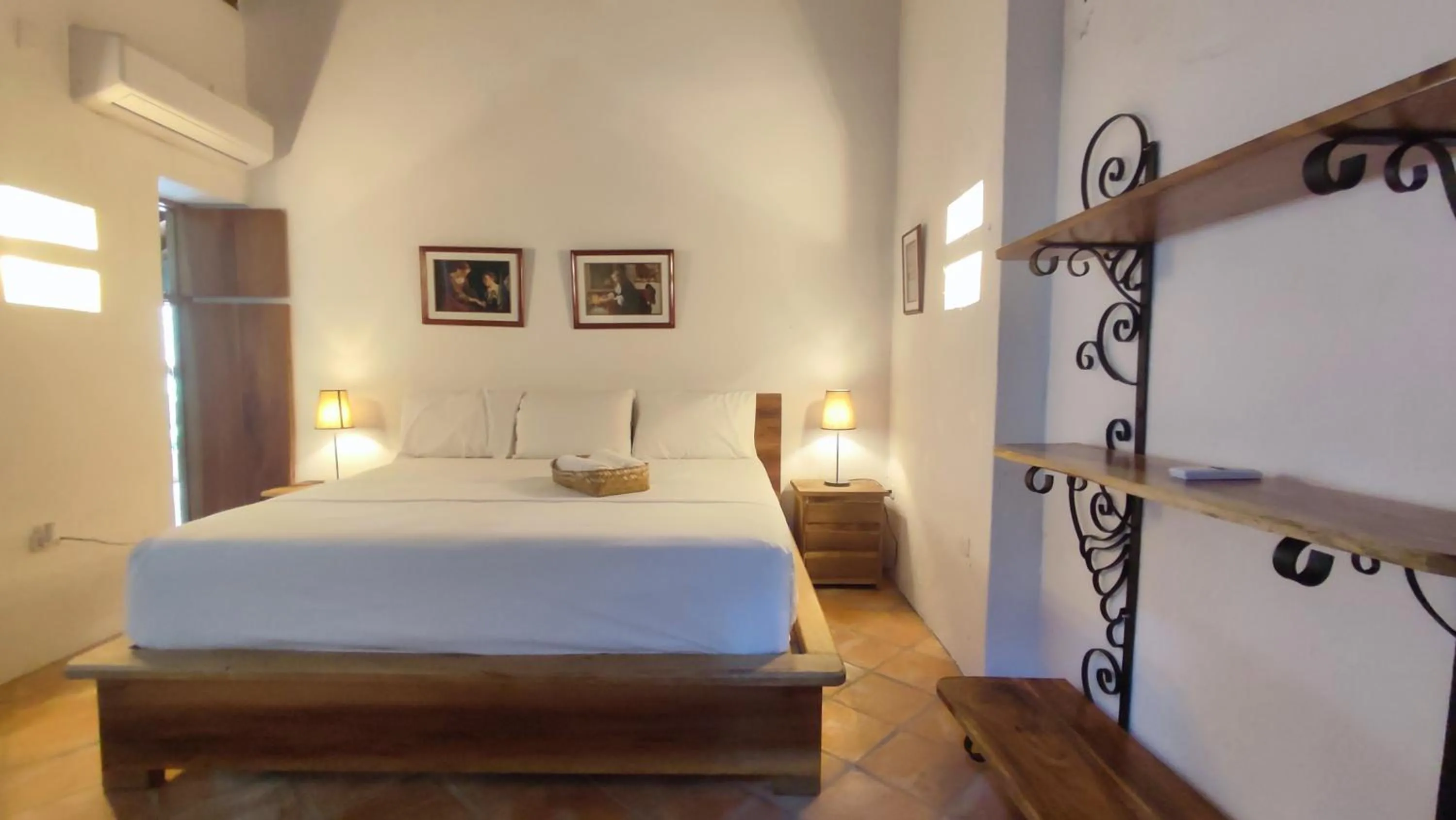 Bed in HOTEL NIETO MOMPOX, ubicado en el corazón del centro histórico, frente al rio magdalena en zona de malecón