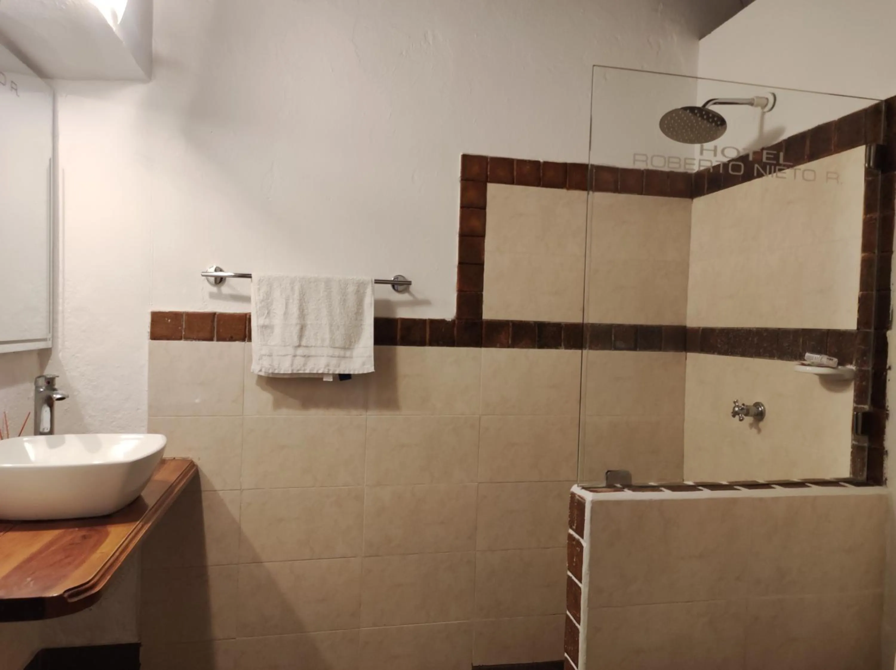 Shower in HOTEL NIETO MOMPOX, ubicado en el corazón del centro histórico, frente al rio magdalena en zona de malecón