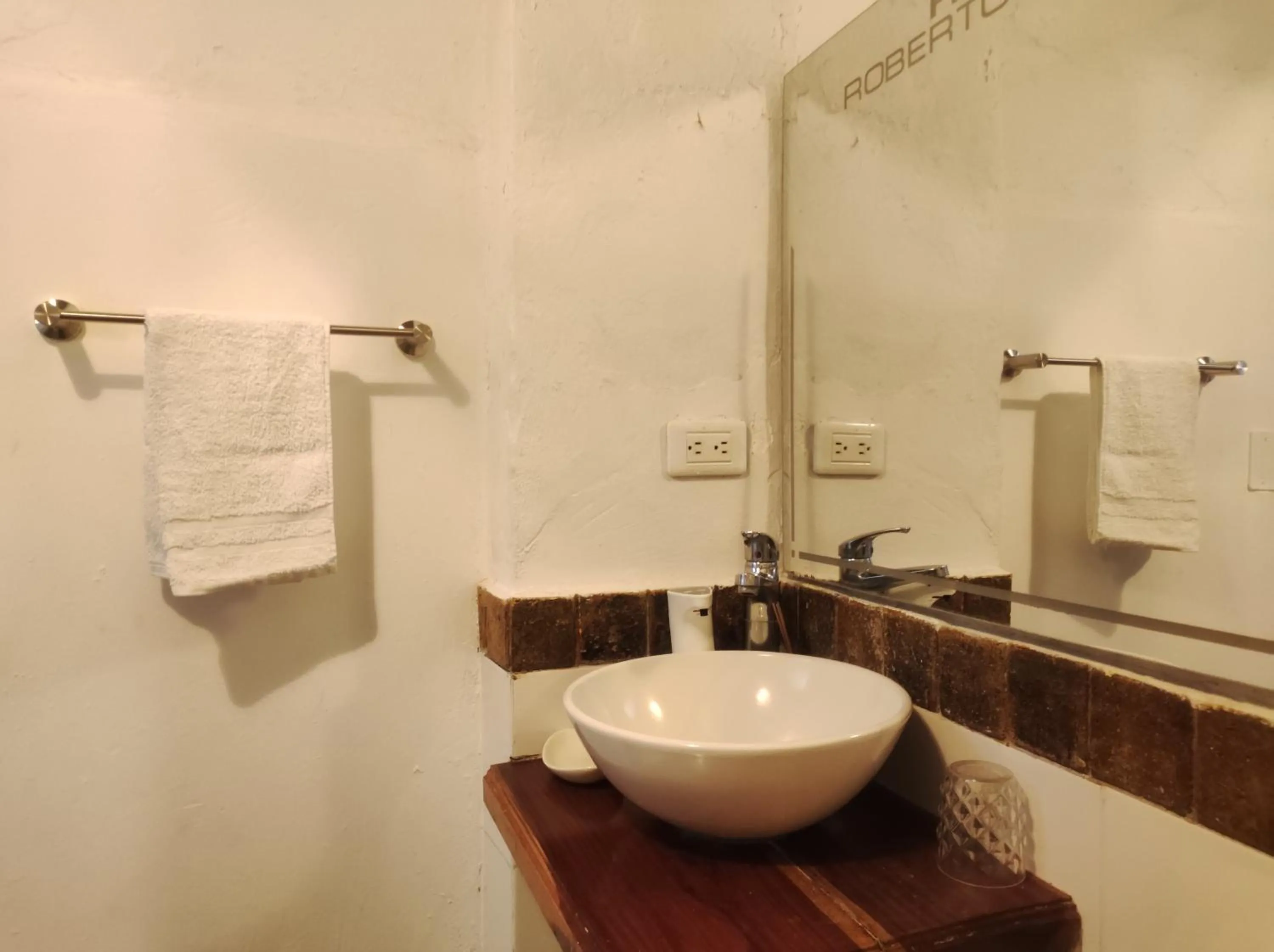 Bathroom in HOTEL NIETO MOMPOX, ubicado en el corazón del centro histórico, frente al rio magdalena en zona de malecón
