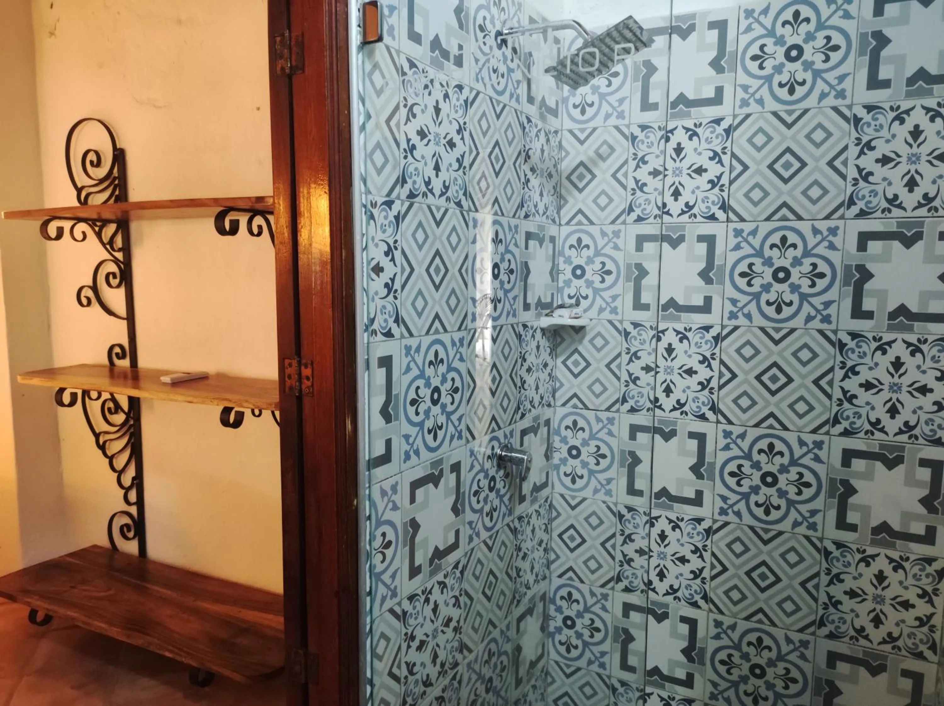 Shower in HOTEL NIETO MOMPOX, ubicado en el corazón del centro histórico, frente al rio magdalena en zona de malecón