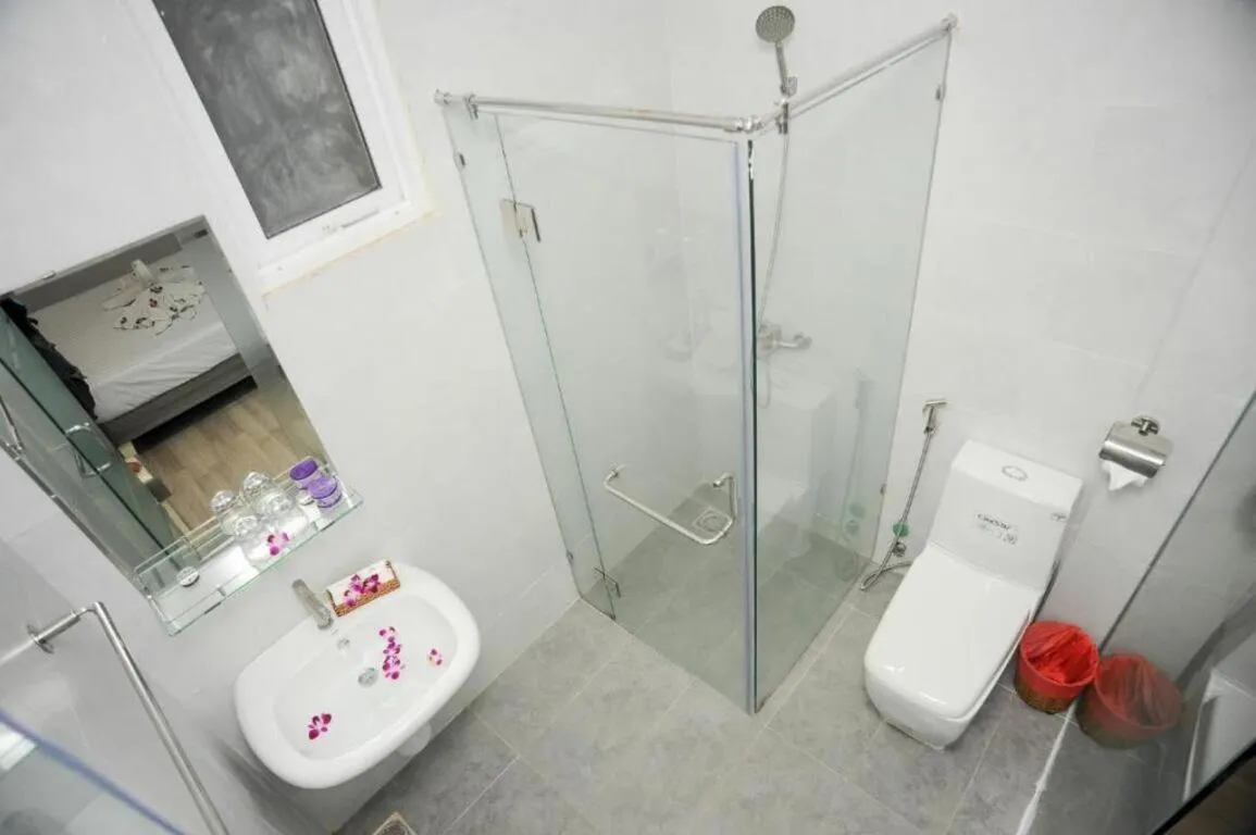 Bathroom in My Anh 120 Central Saigon Hotel Ben Thanh Market