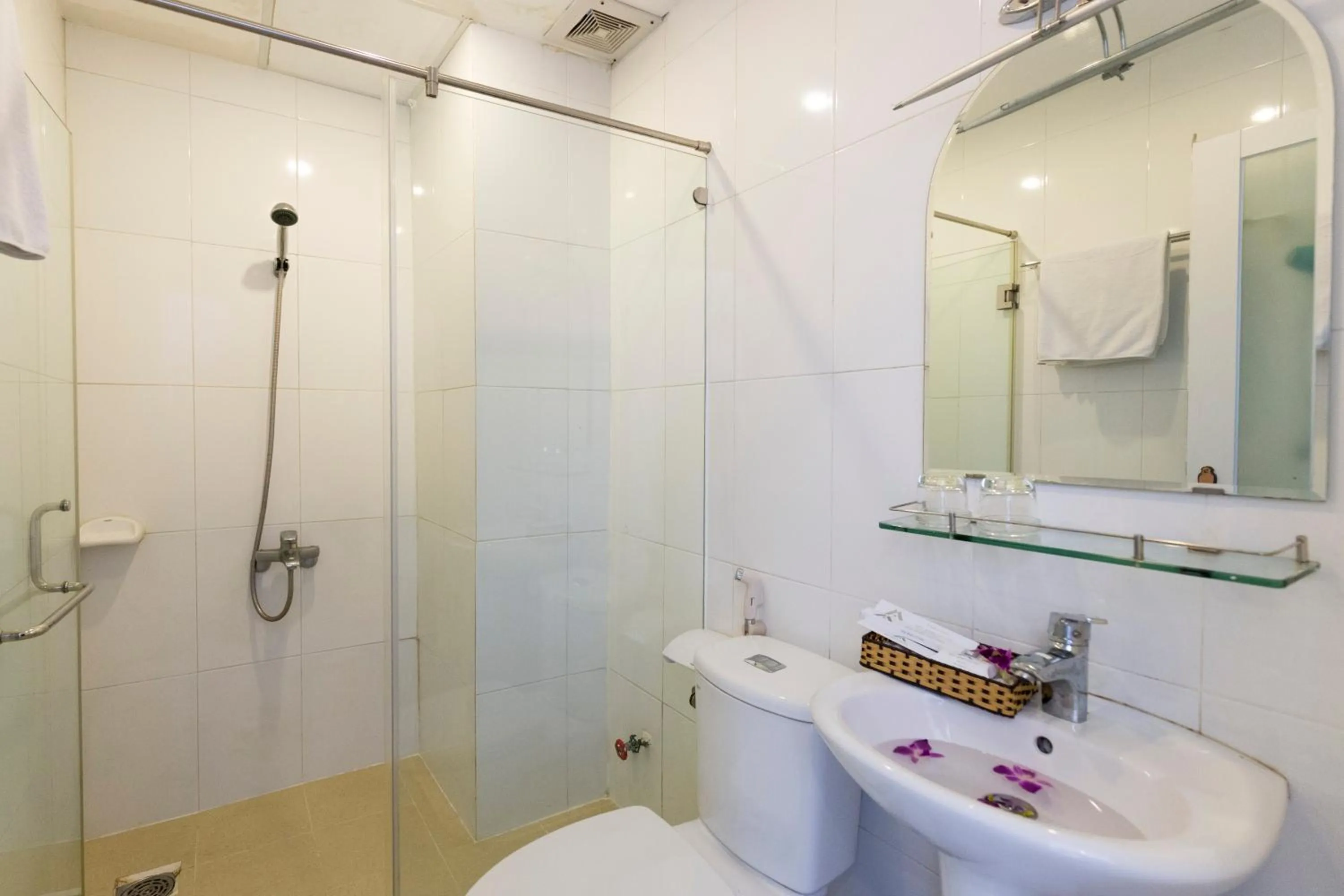 Bathroom in My Anh 120 Central Saigon Hotel Ben Thanh Market