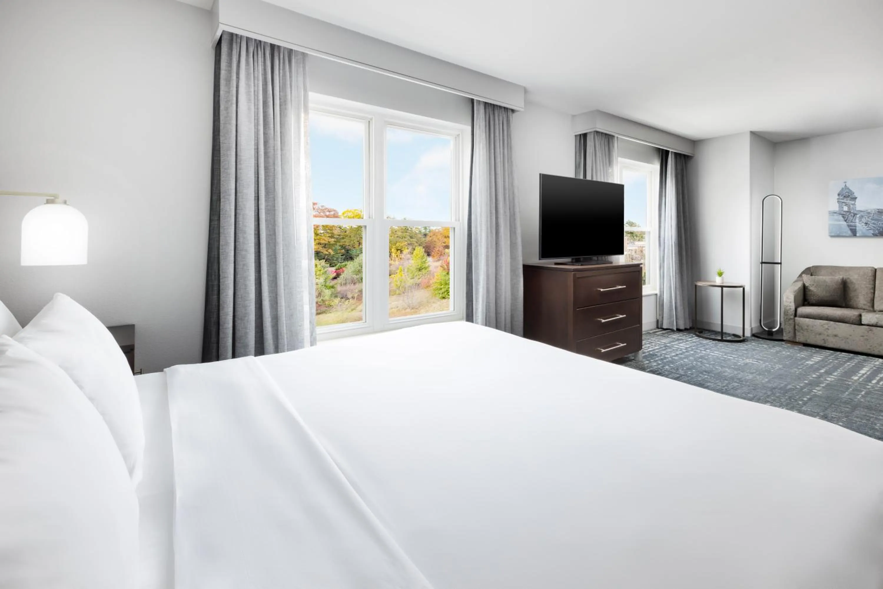 Guests, Bed in Homewood Suites by Hilton Manchester/Airport