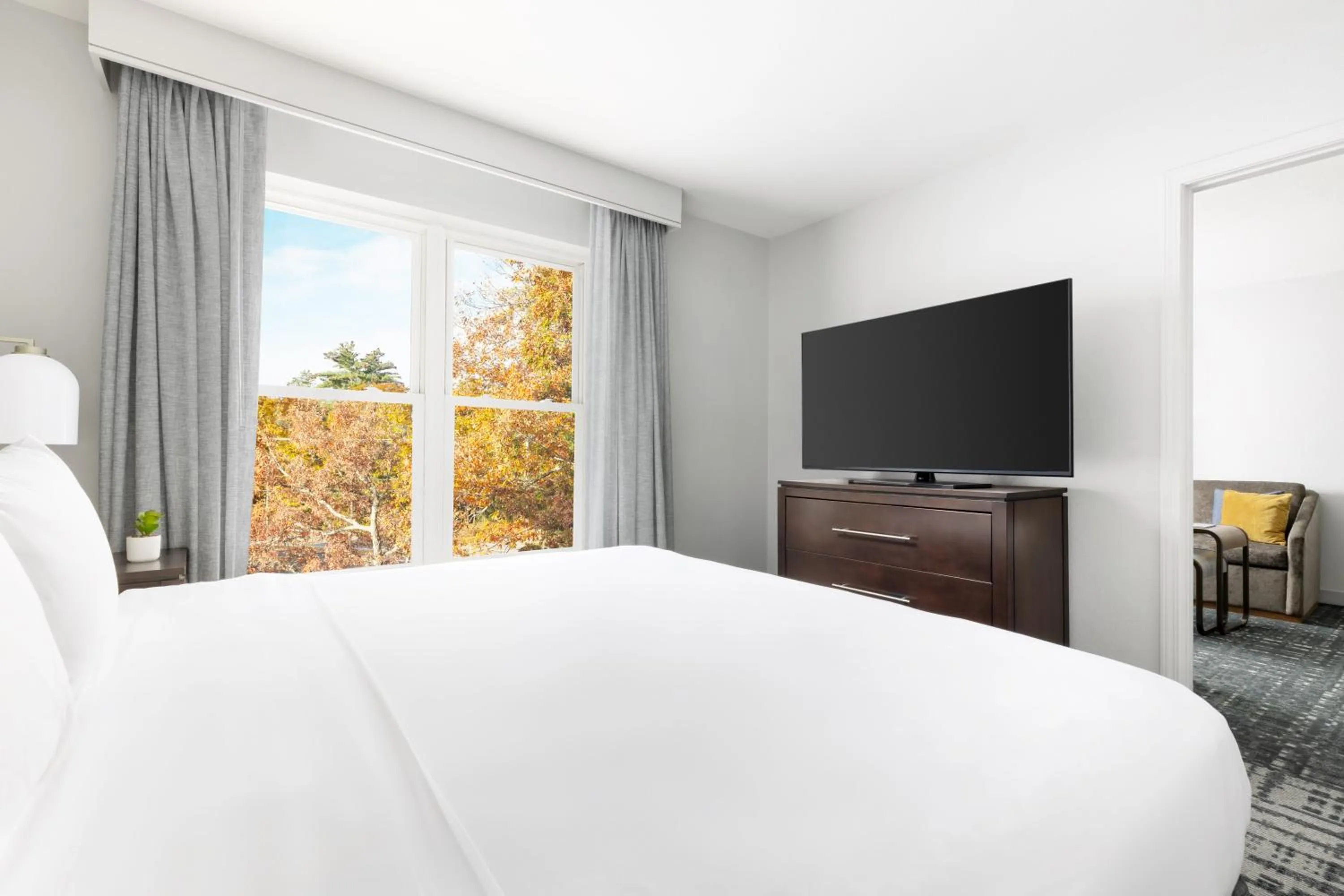 Guests, Bed in Homewood Suites by Hilton Manchester/Airport