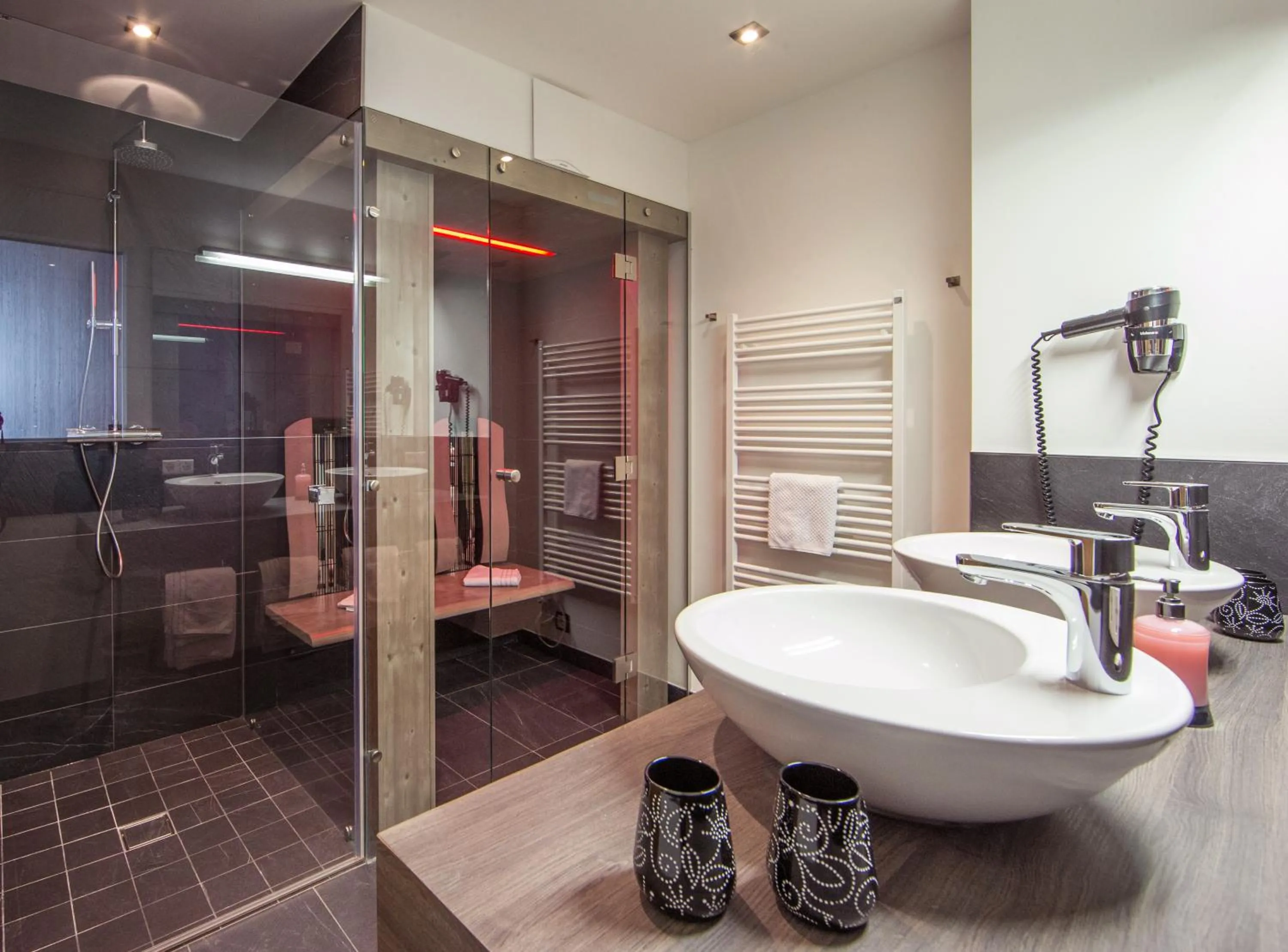 Shower in Appartement Living Schönwies apartments with private Infrared cabin and Zell am See Kaprun summercard