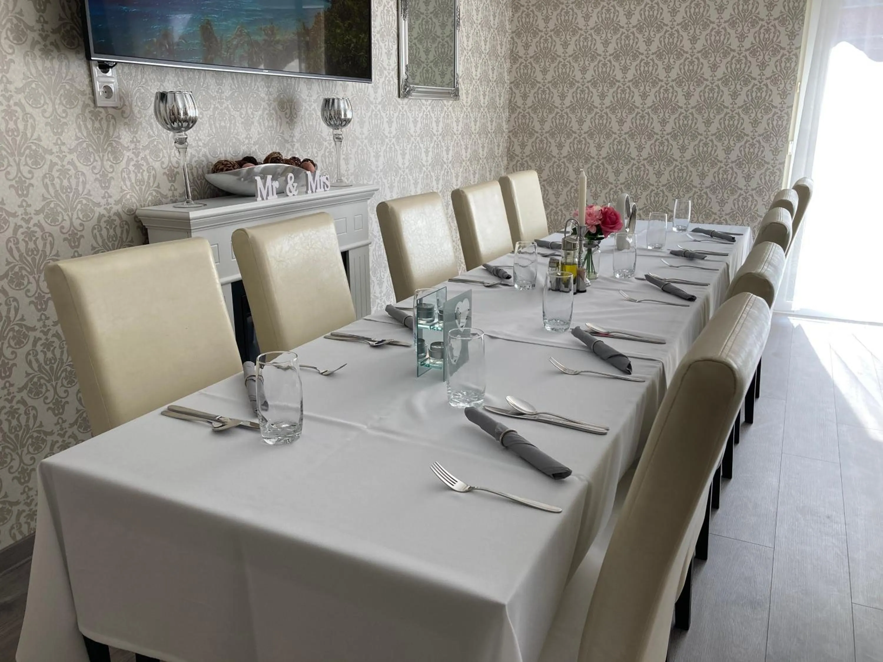 Restaurant/places to eat in Libra Hotel