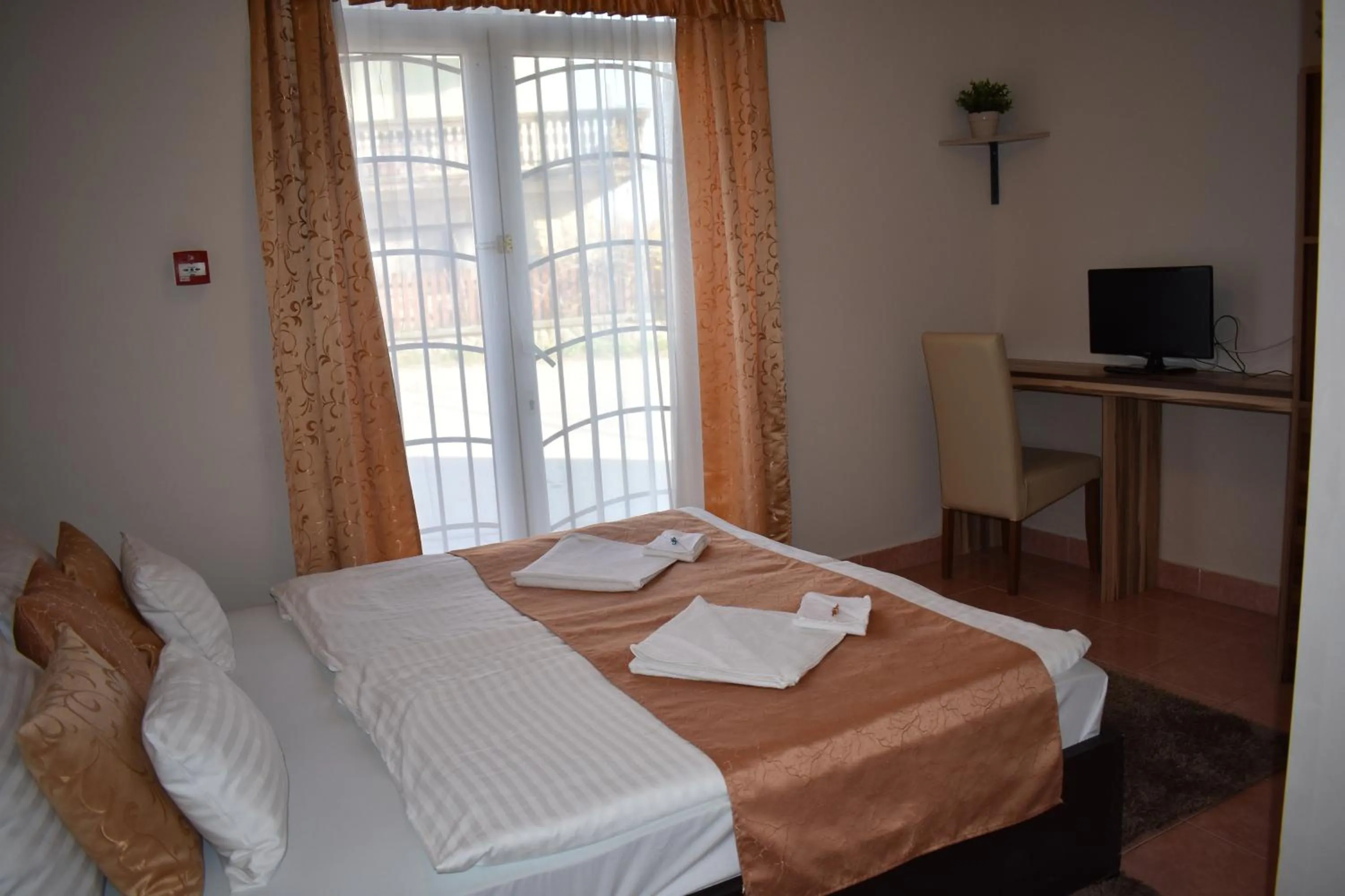 Bedroom, Bed in Libra Hotel