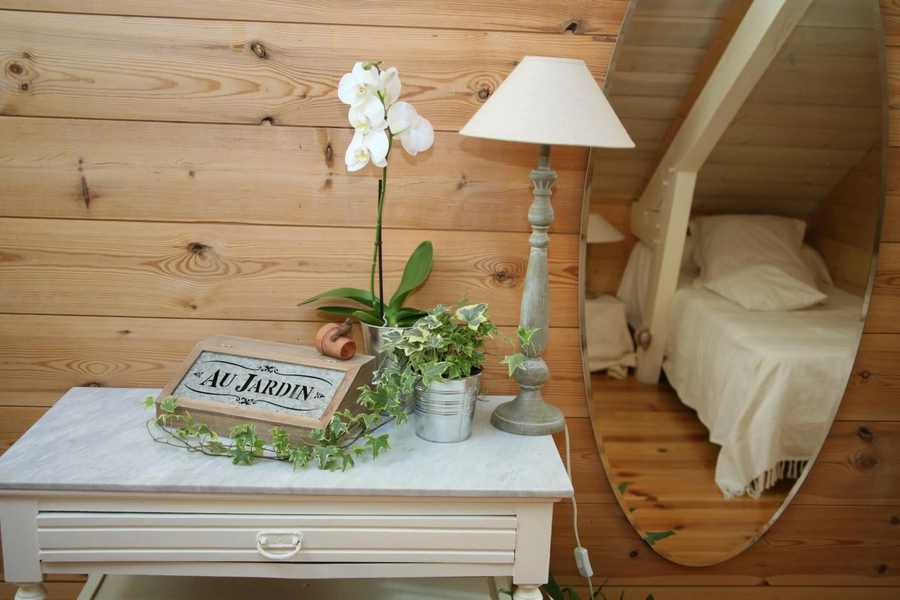 Decorative detail, Bed in Chambres "Au Jardin"