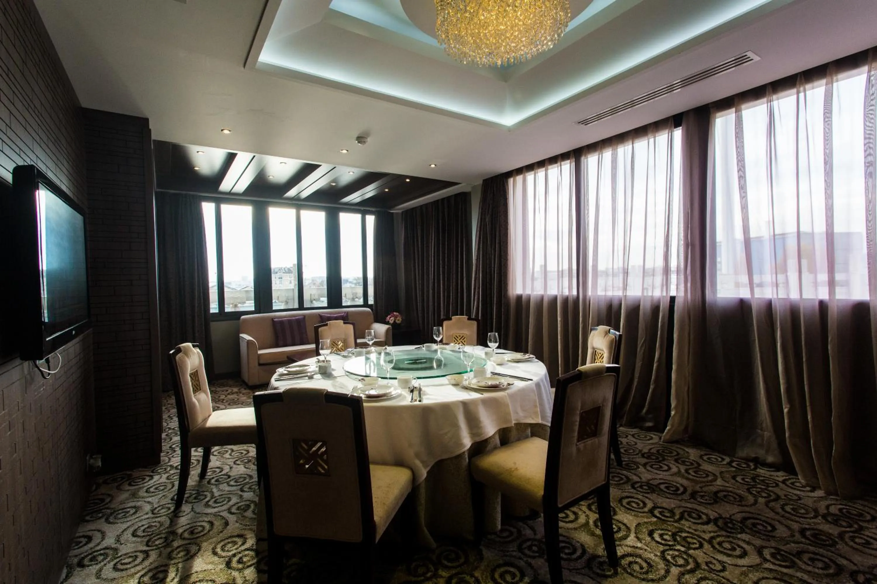 Communal lounge/ TV room in Hôtel Huatian Chinagora