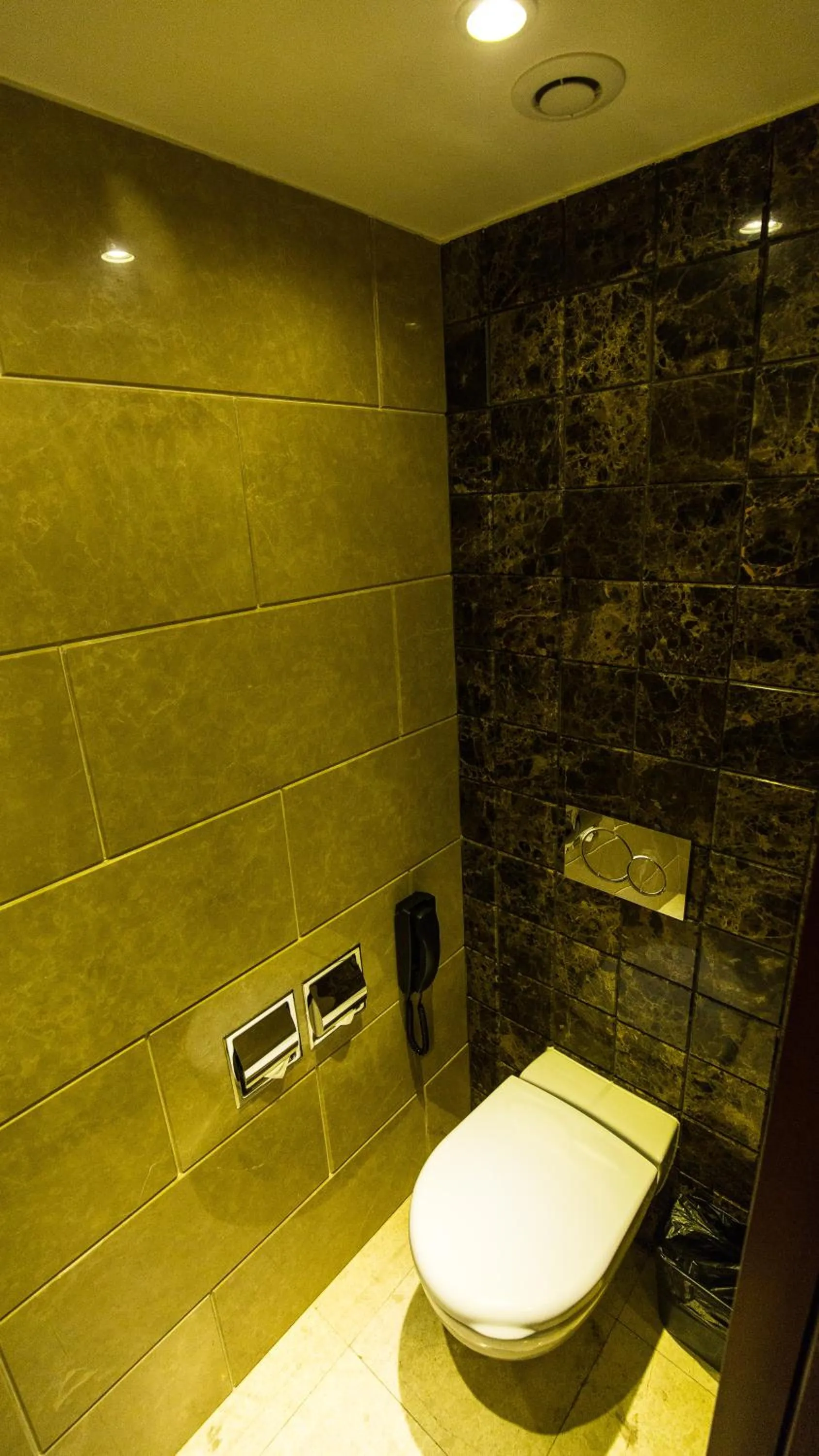 Toilet in Hôtel Huatian Chinagora