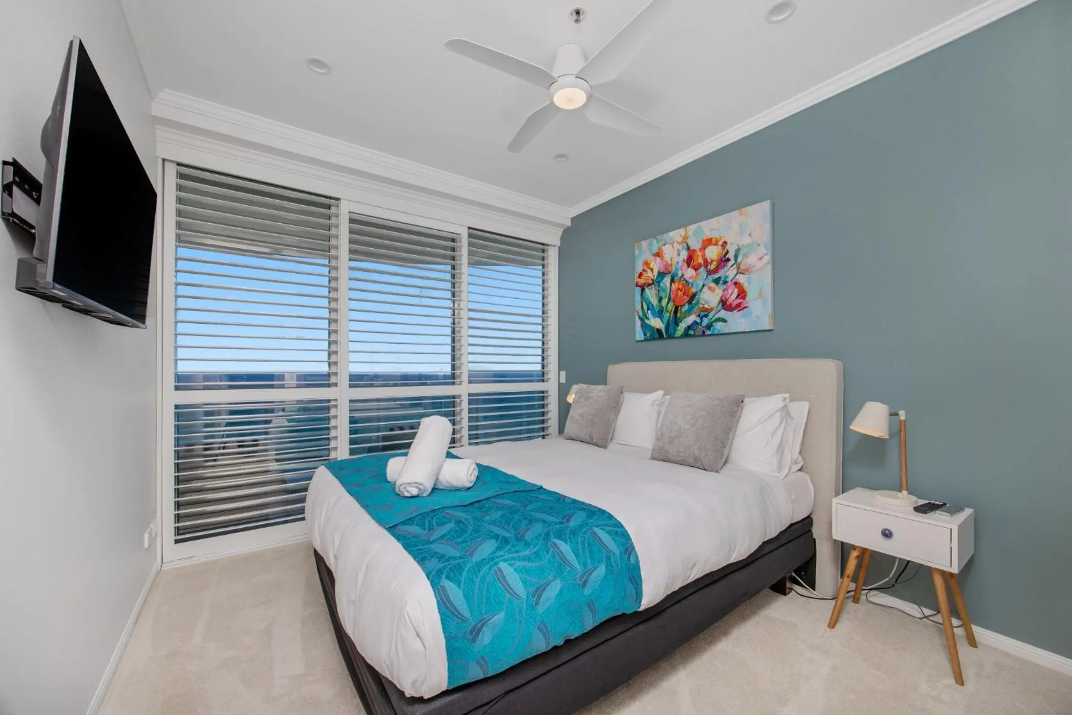 Bed in Pacific Views Resort