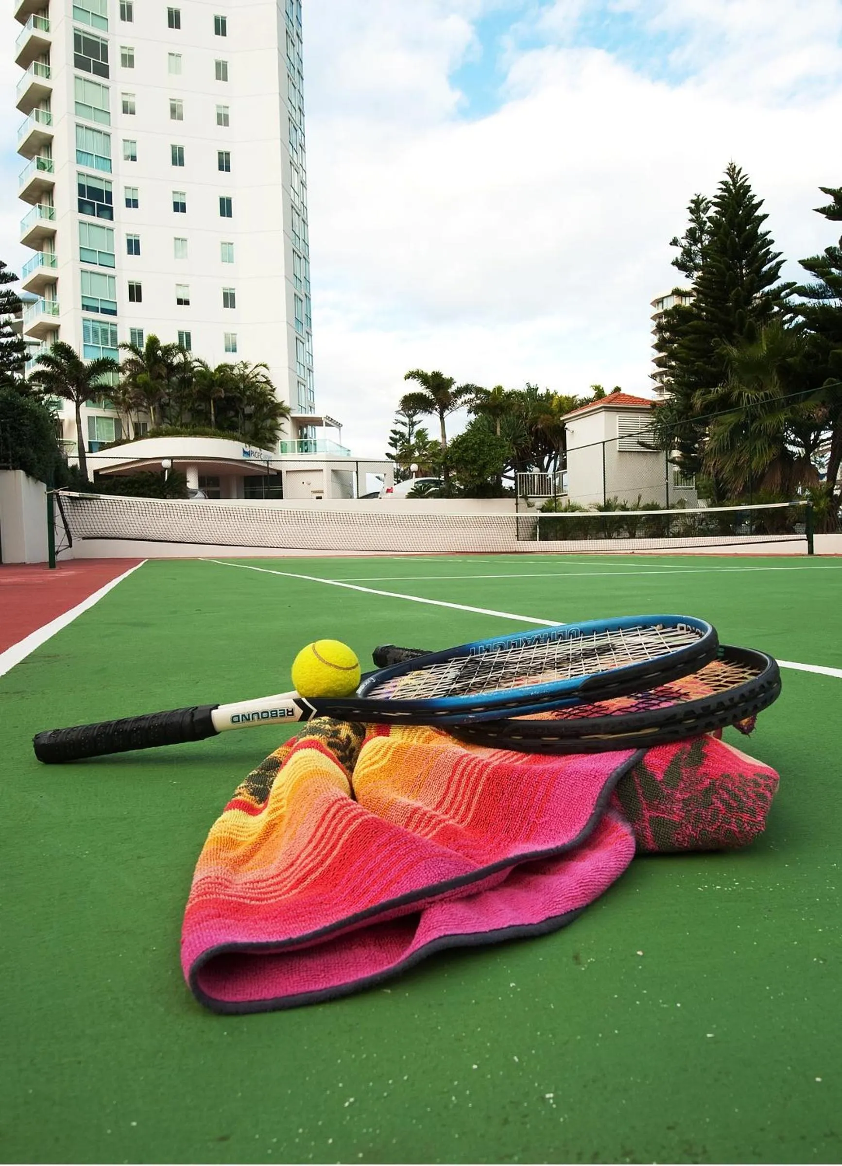 Tennis court in Pacific Views Resort