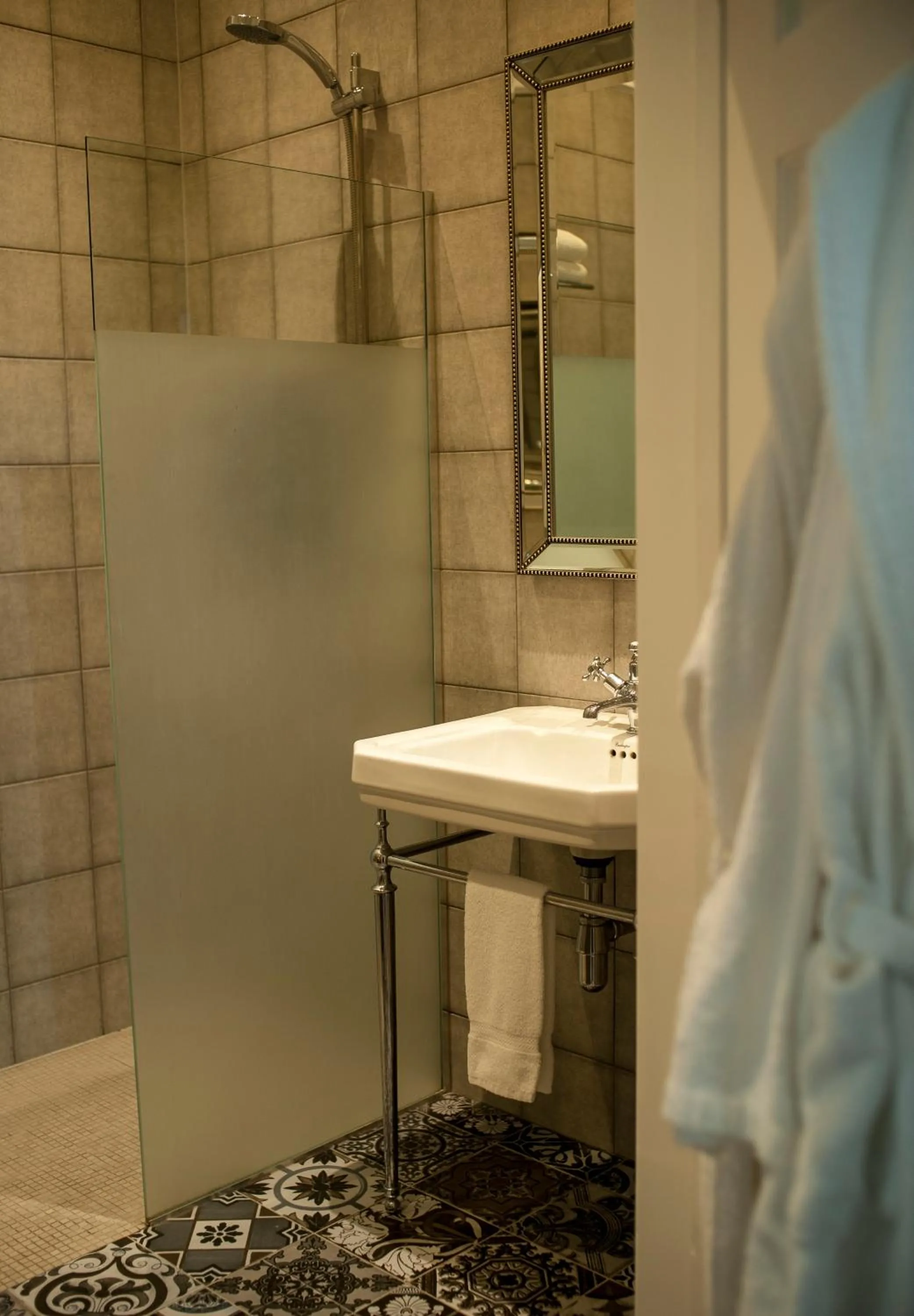 Bathroom in Mansion House Llansteffan
