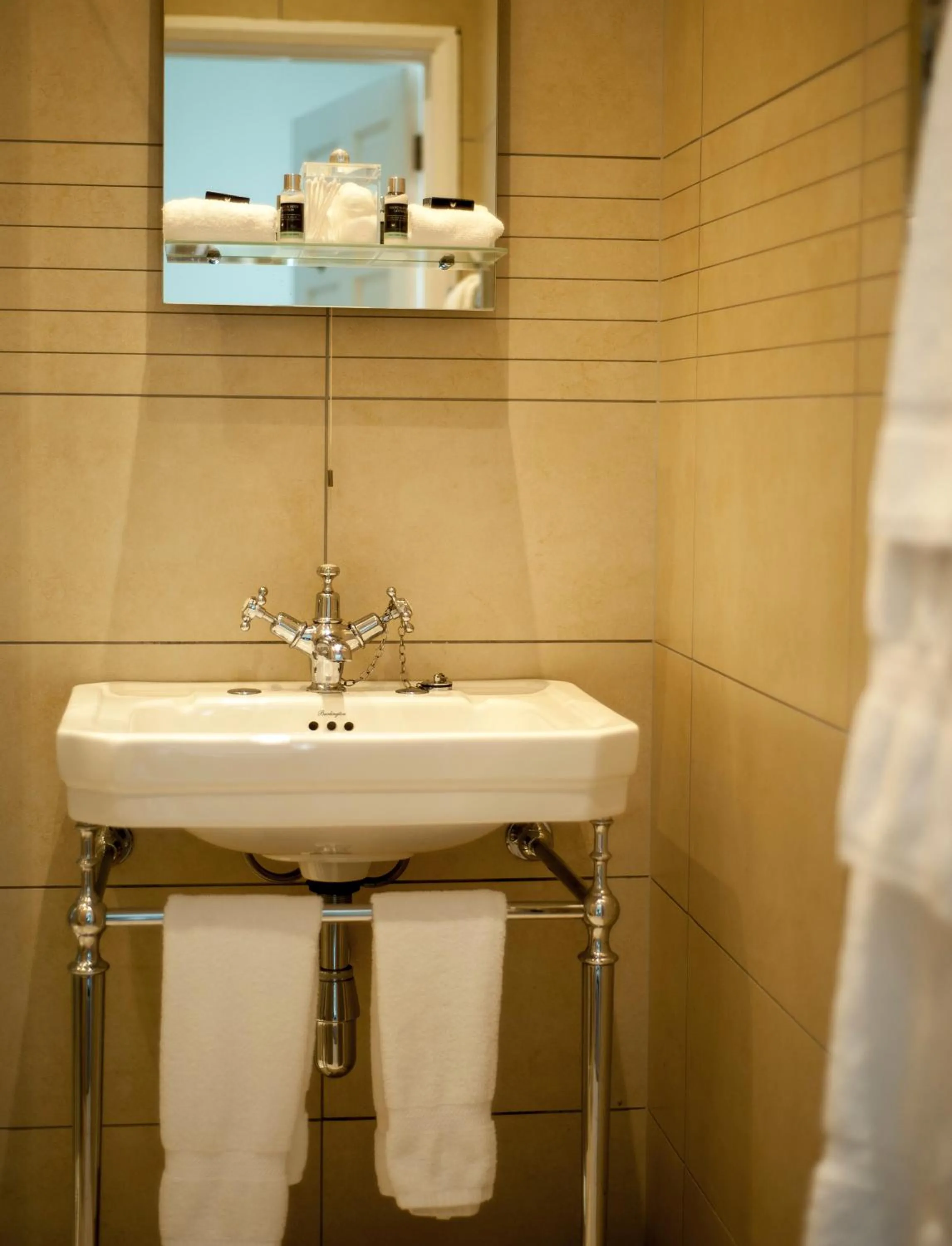 Bathroom in Mansion House Llansteffan