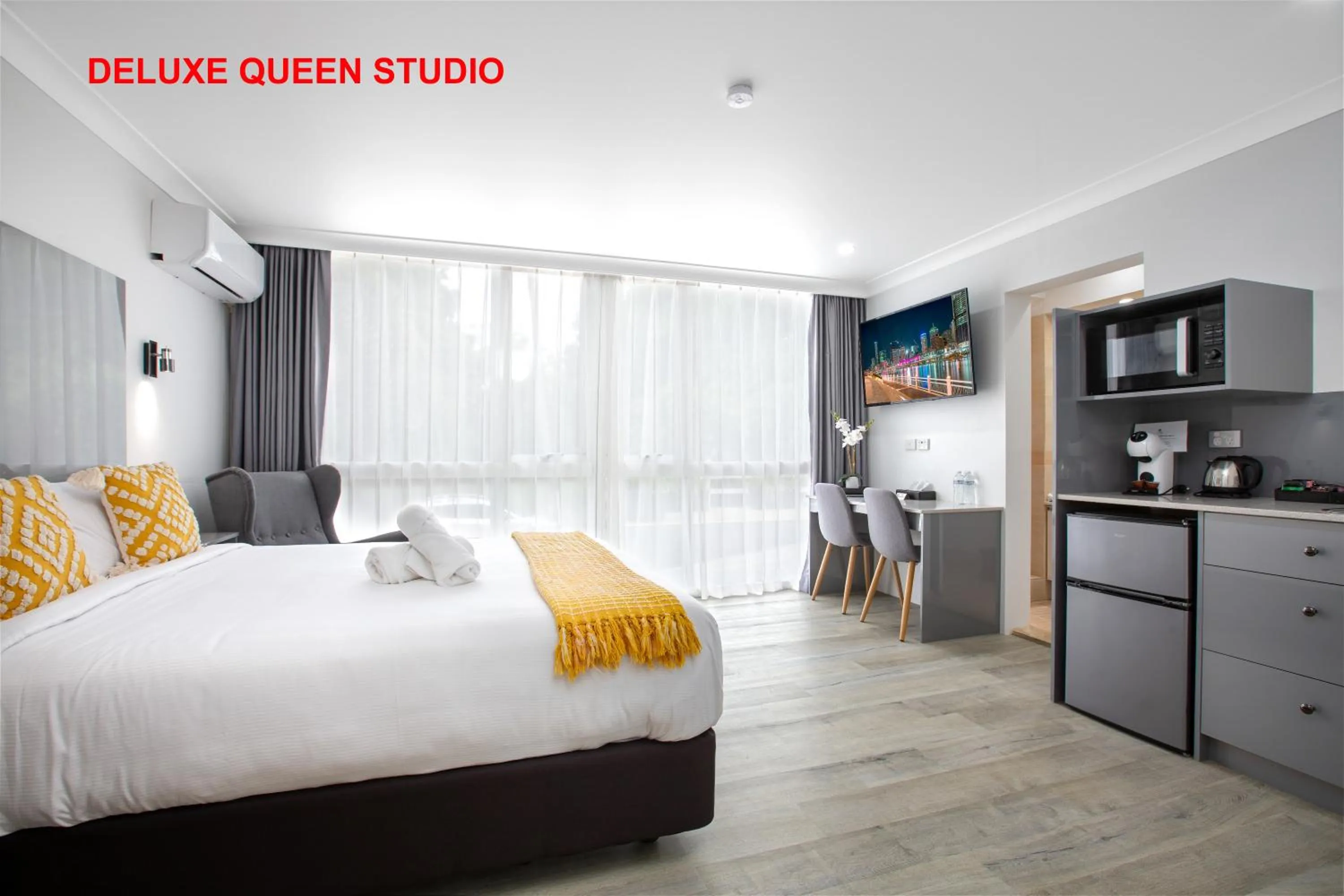 Communal lounge/ TV room, Bed in City Star Lodge