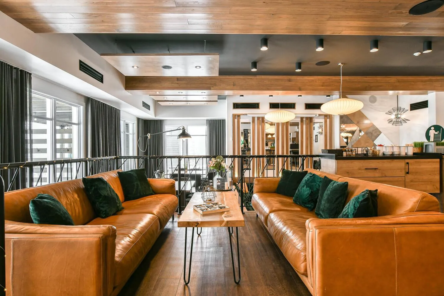 Restaurant/places to eat in AX Hotel