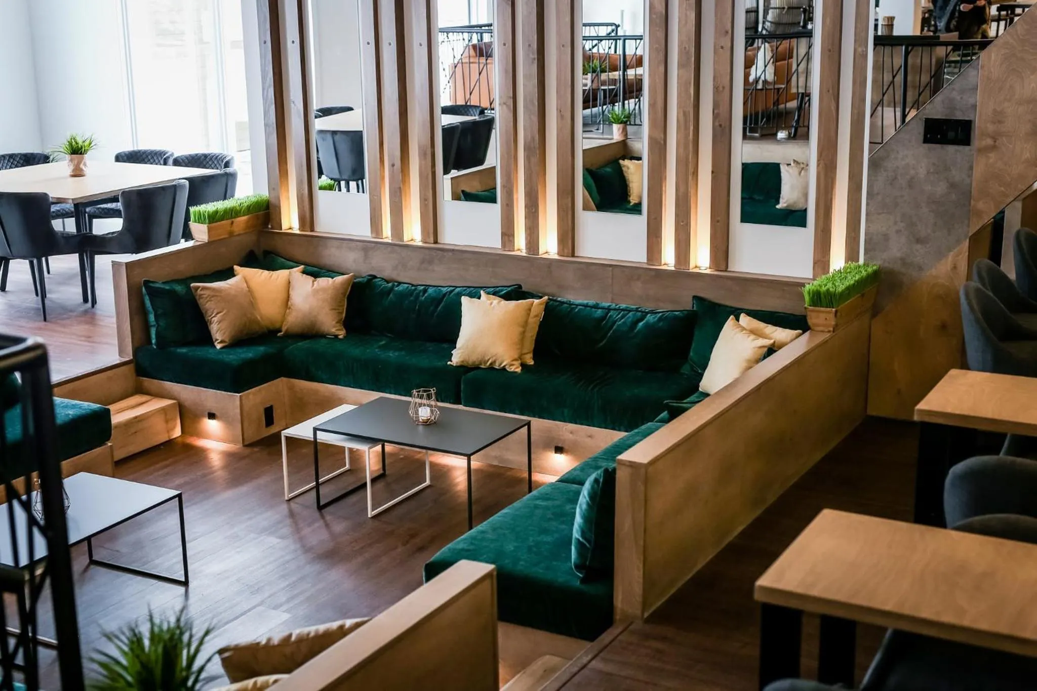 Restaurant/places to eat in AX Hotel