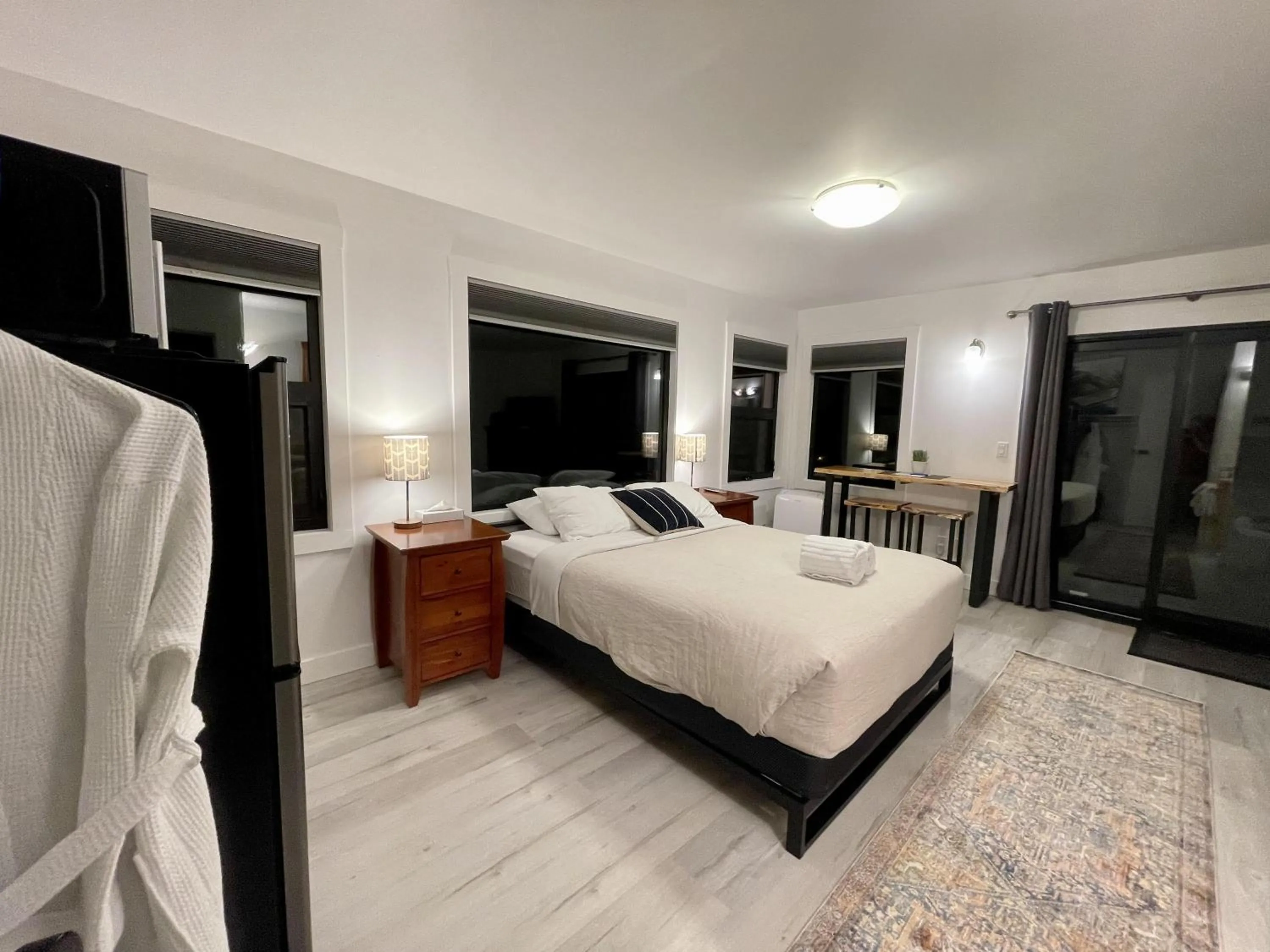 Property building, Bed in Waterfront Private Room With Hot Tub & Firepit