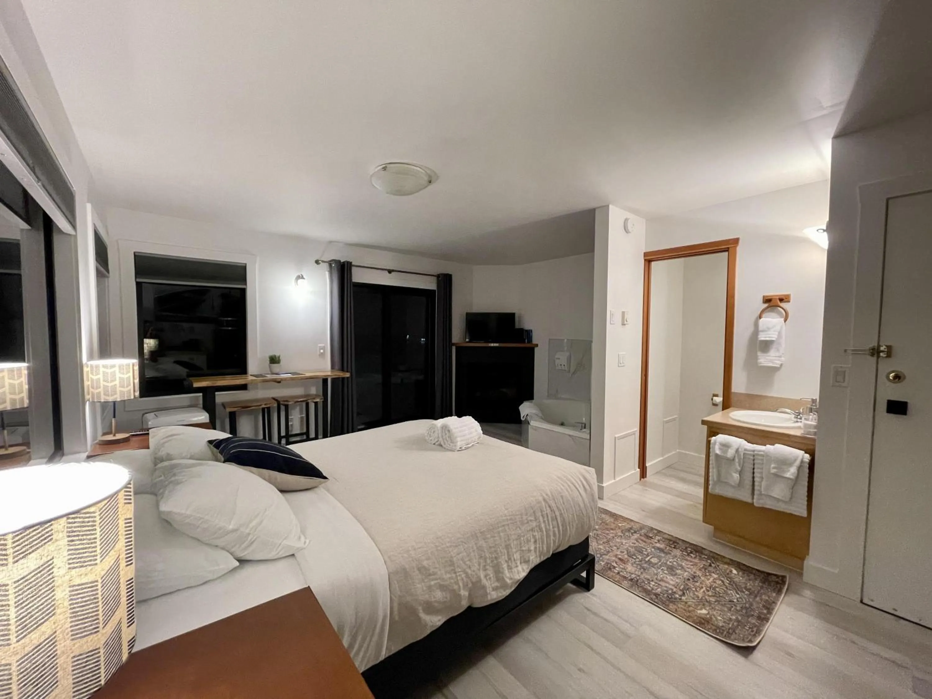 Property building, Bed in Waterfront Private Room With Hot Tub & Firepit