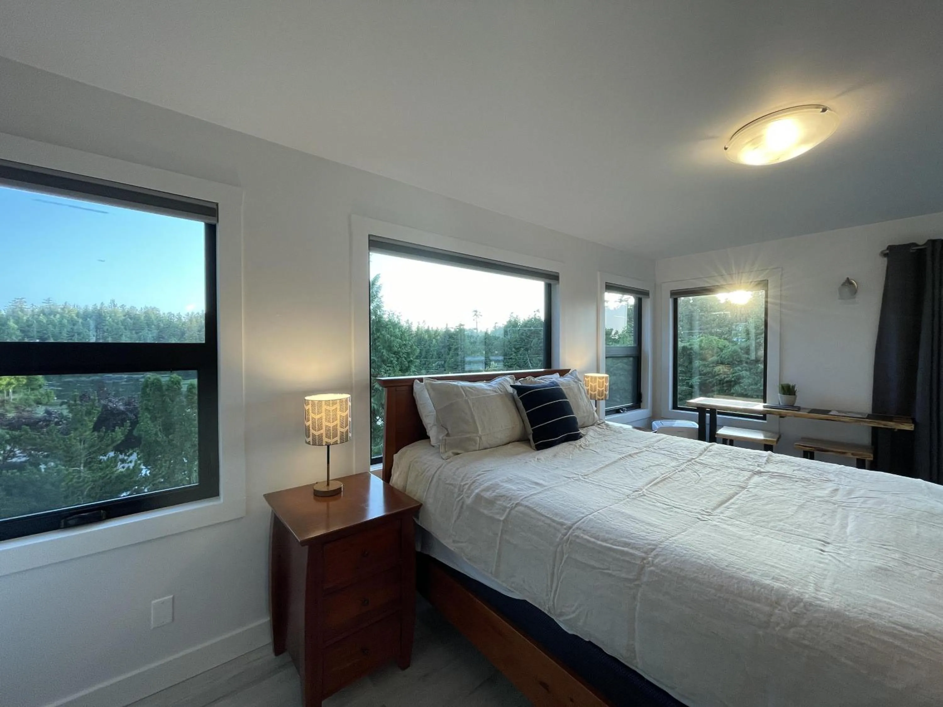 Property building, Bed in Waterfront Private Room With Hot Tub & Firepit