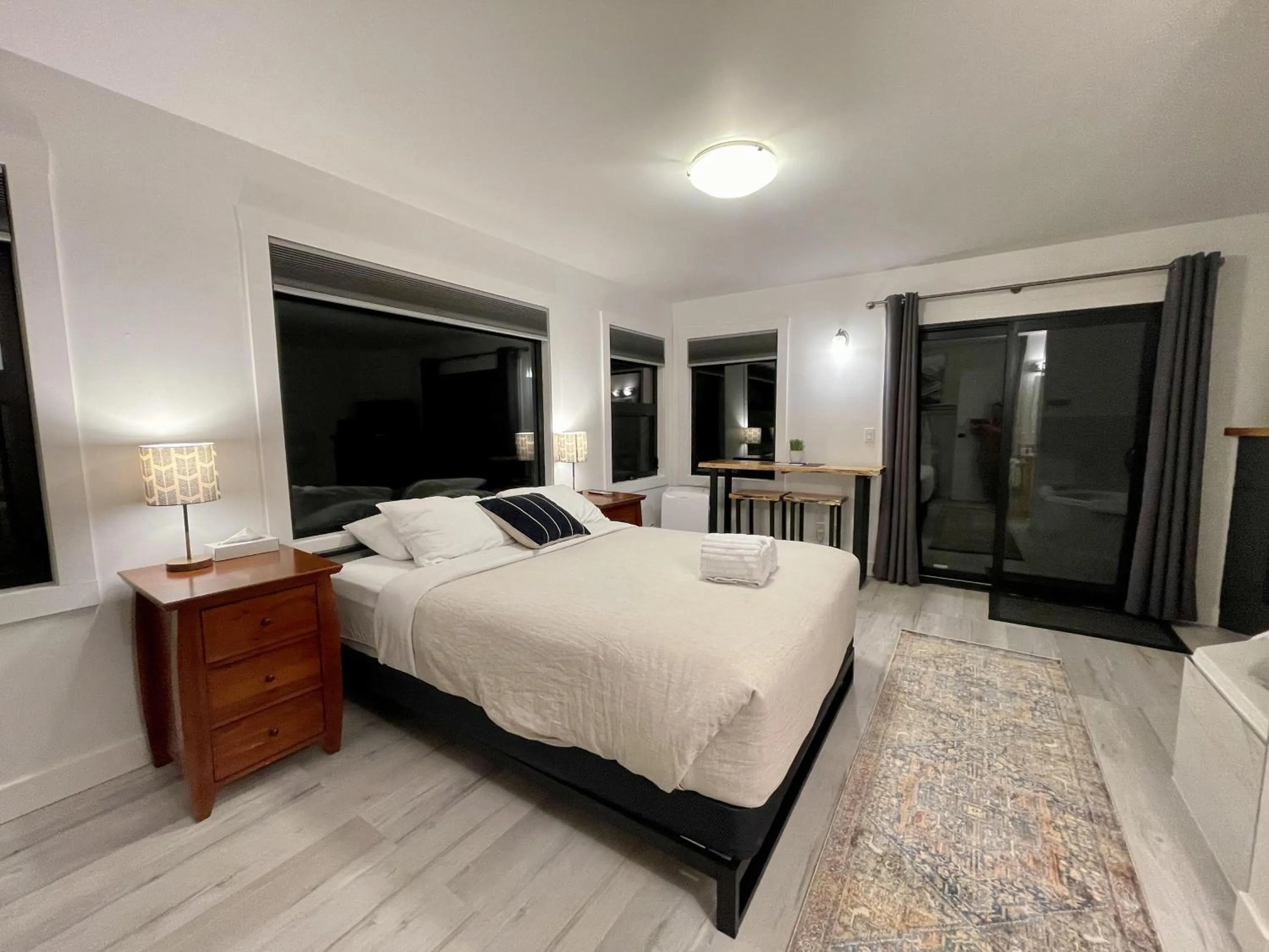 Property building, Bed in Waterfront Private Room With Hot Tub & Firepit