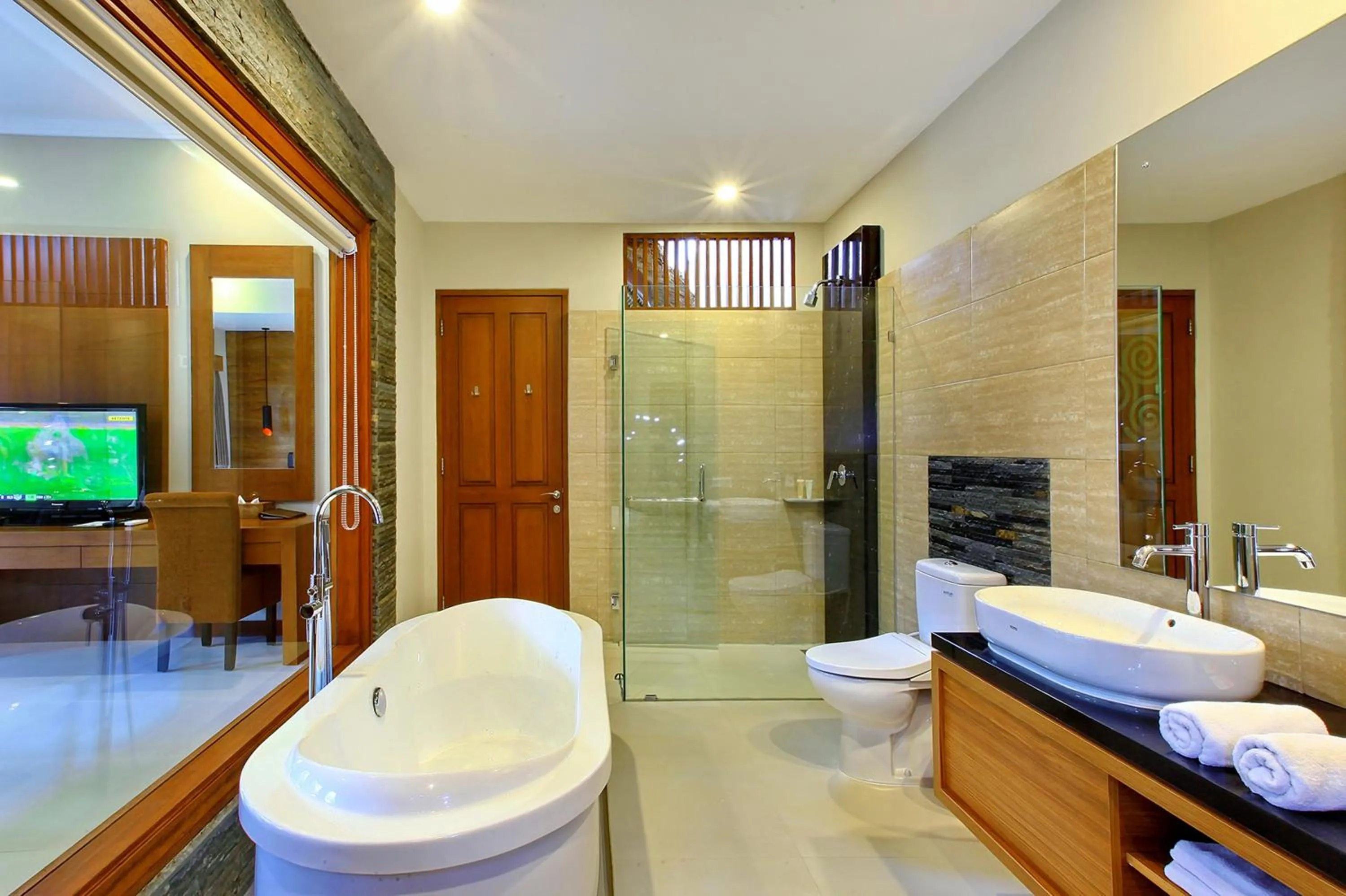 Shower in Mutiara Bali Boutique Resort & Villa
