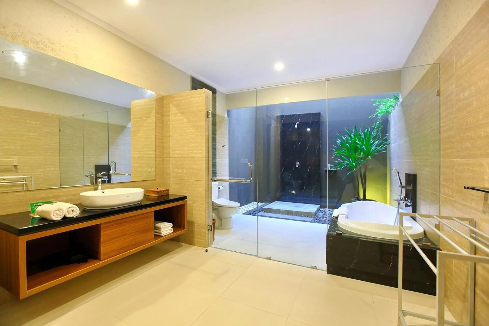 Shower in Mutiara Bali Boutique Resort & Villa