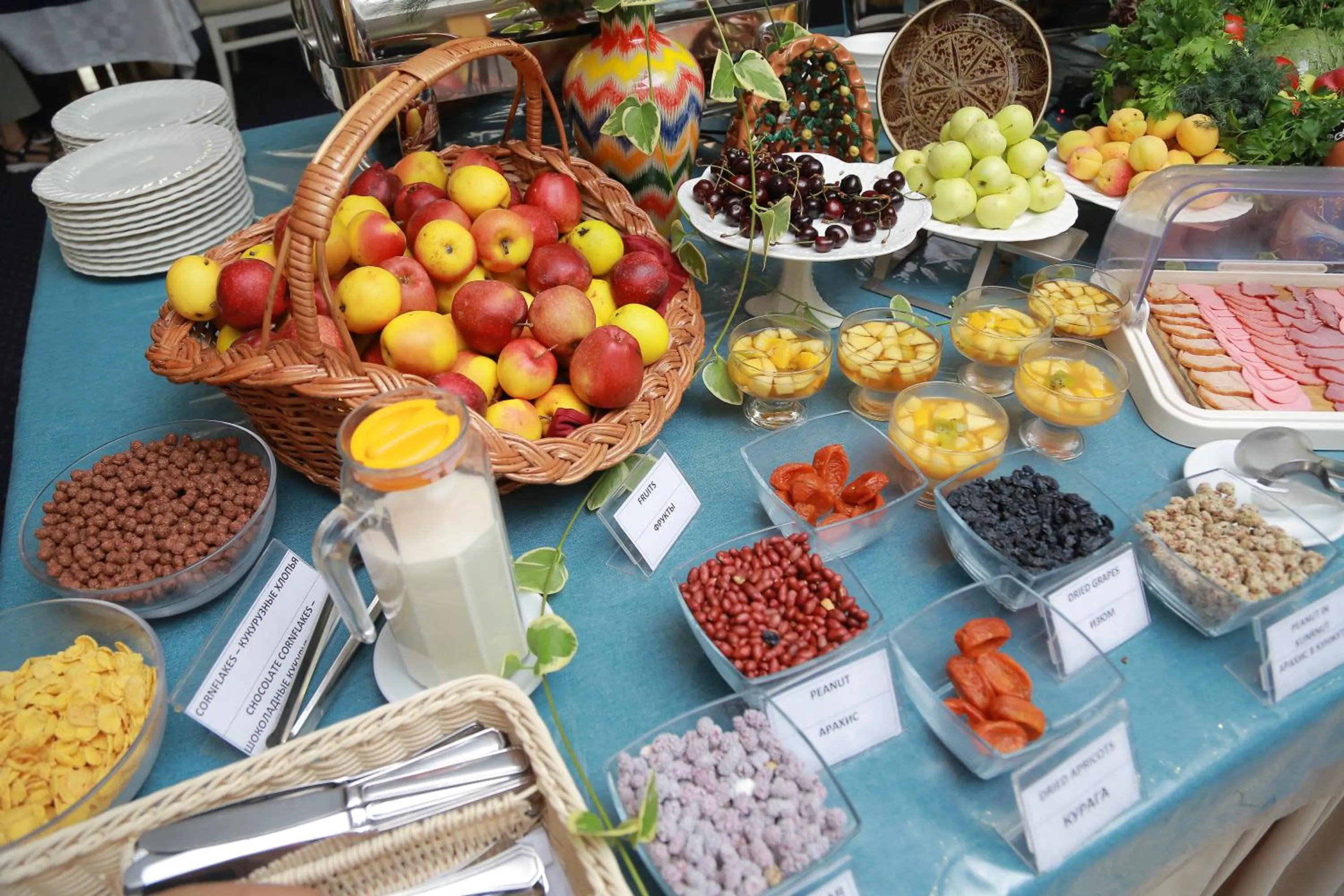 Food in Shodlik Palace