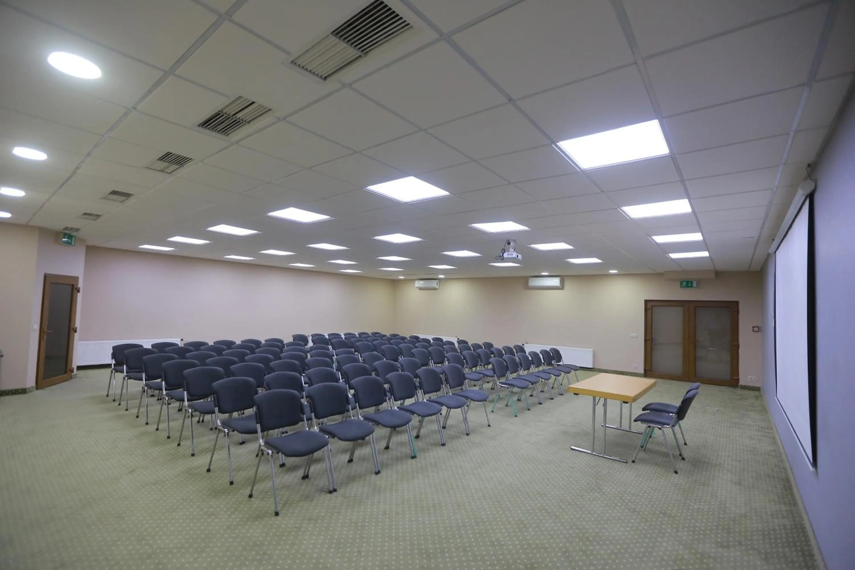 Business facilities in Shodlik Palace