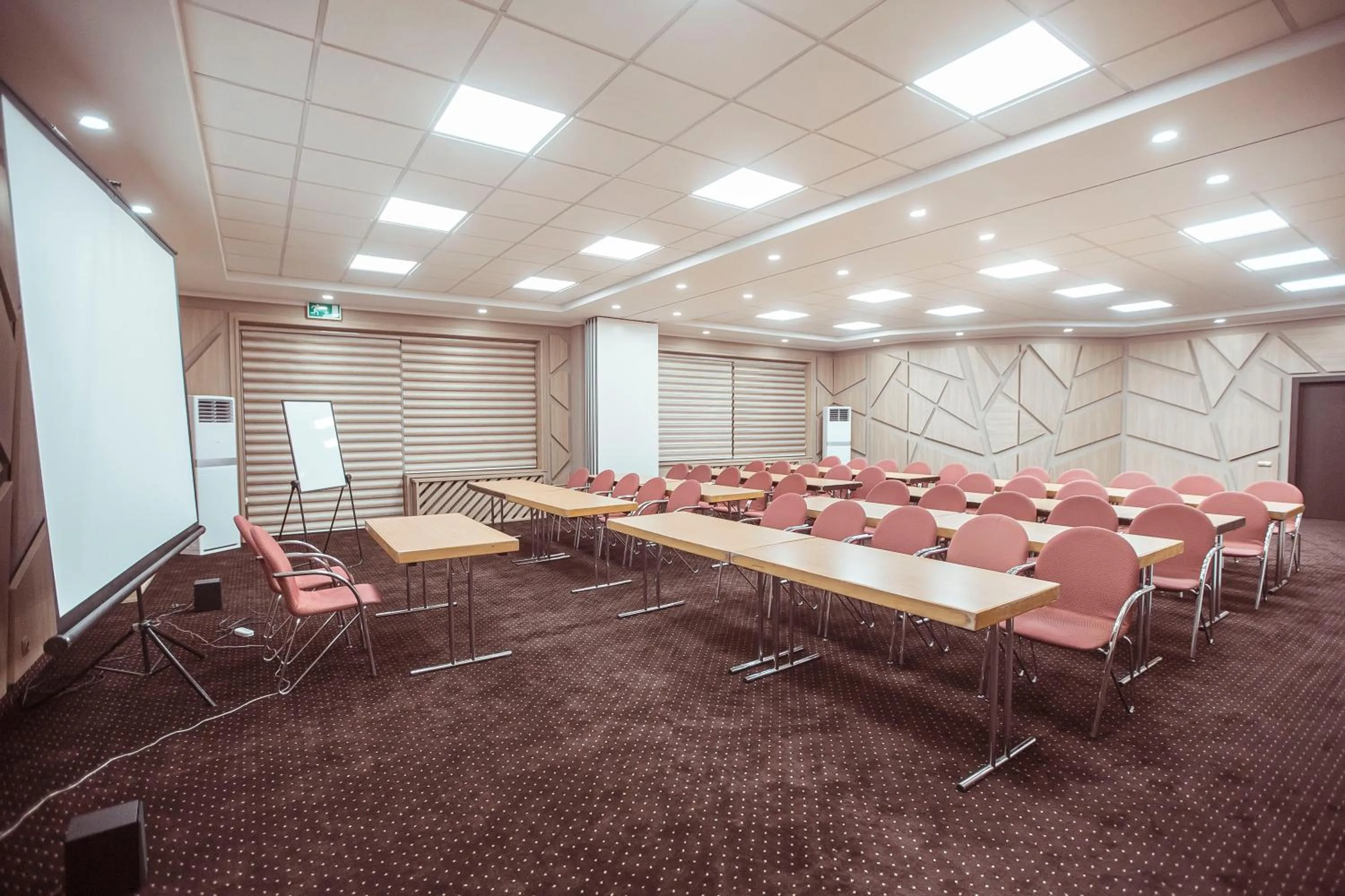 Business facilities in Shodlik Palace